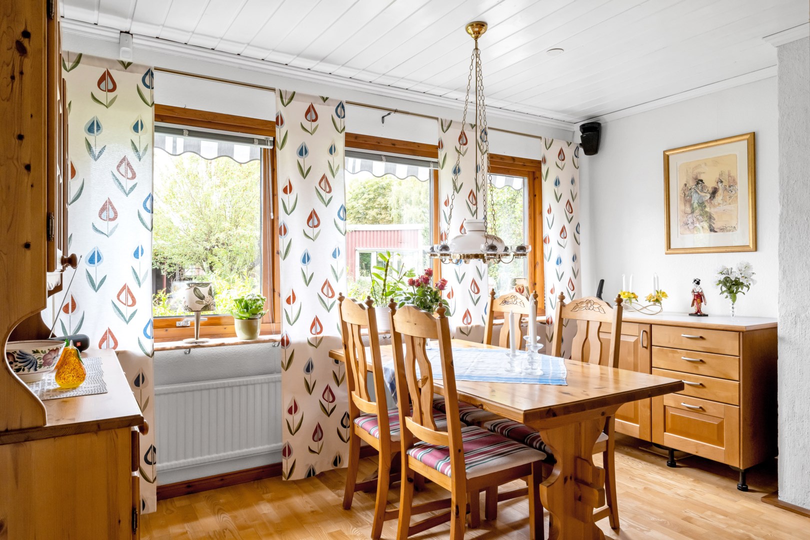 Bostadsbild från Ullsaxvägen 16, Såld i Valsätra, Uppsala