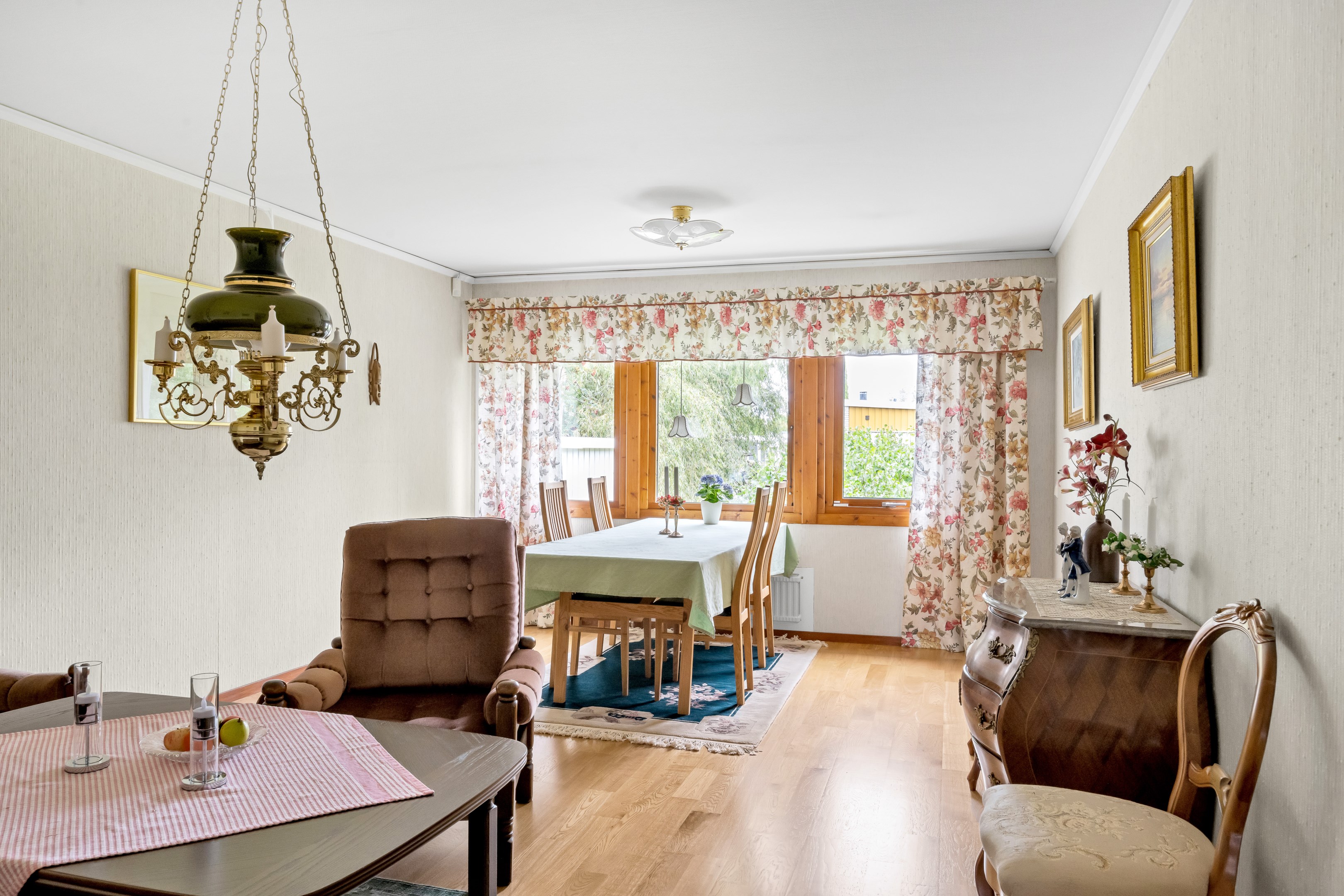 Bostadsbild från Ullsaxvägen 16, Såld i Valsätra, Uppsala