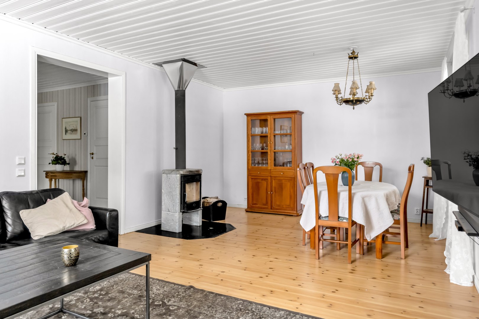 Bostadsbild från Hasselvägen 24, Såld i Storvreta, Uppsala