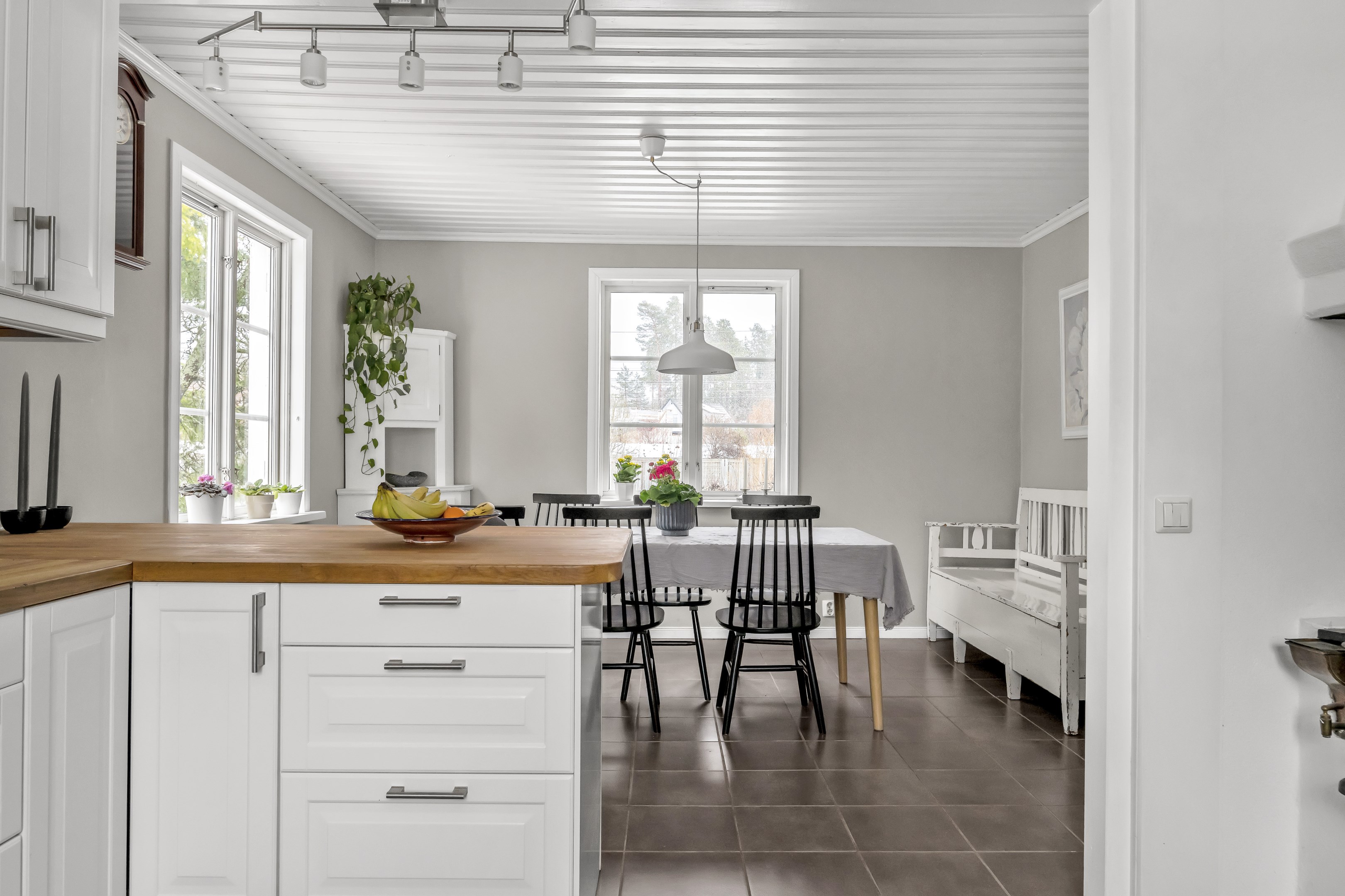 Bostadsbild från Hasselvägen 24, Såld i Storvreta, Uppsala