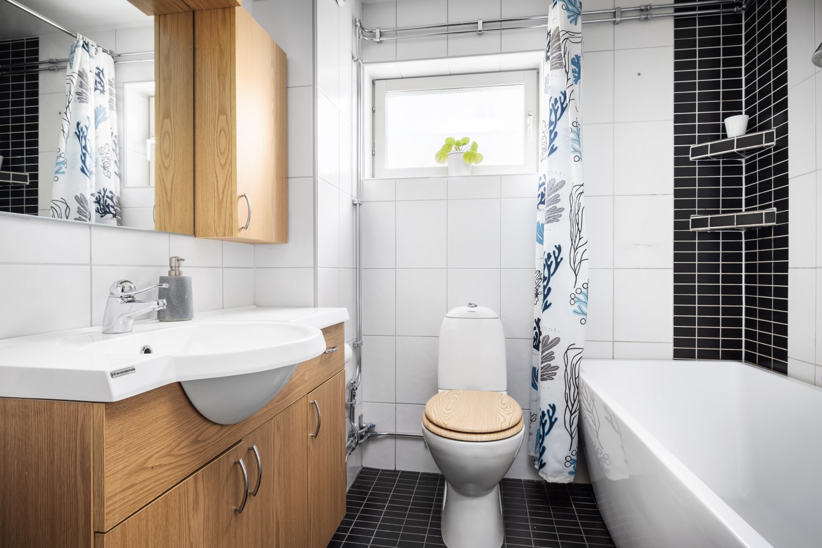 Bostadsbild från Entitevägen 1, Såld i Ösbydalen, Värmdö