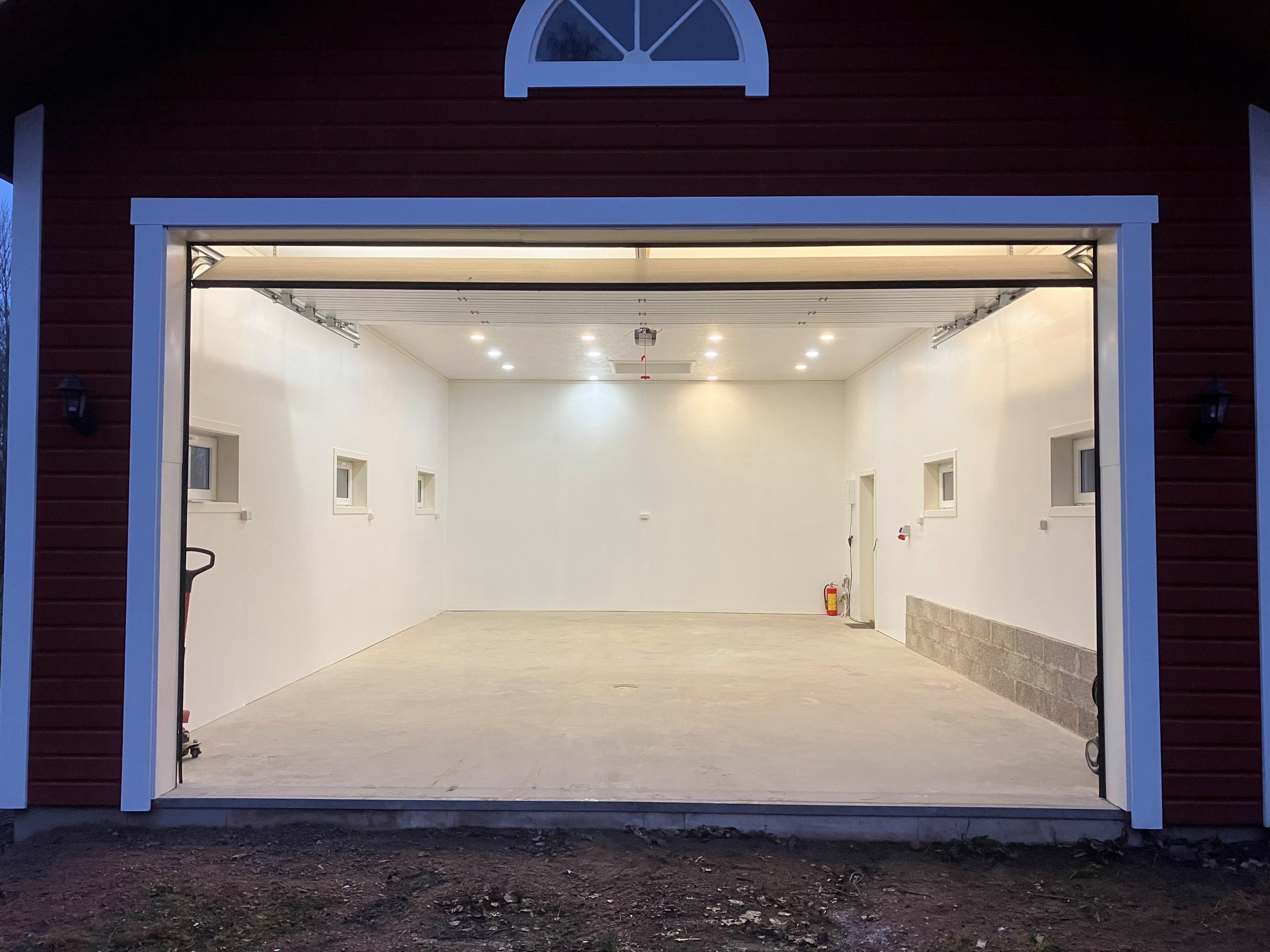 Nybyggd verkstad/garage med el-port