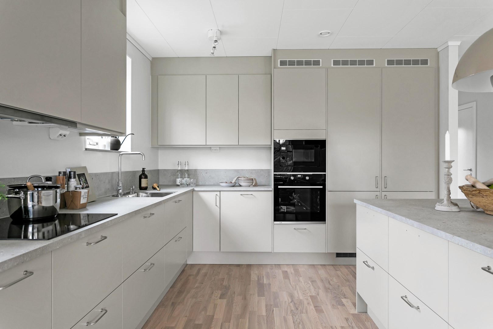 Köksluckorna är gråa och överensstämmer därav inte med bilderna 