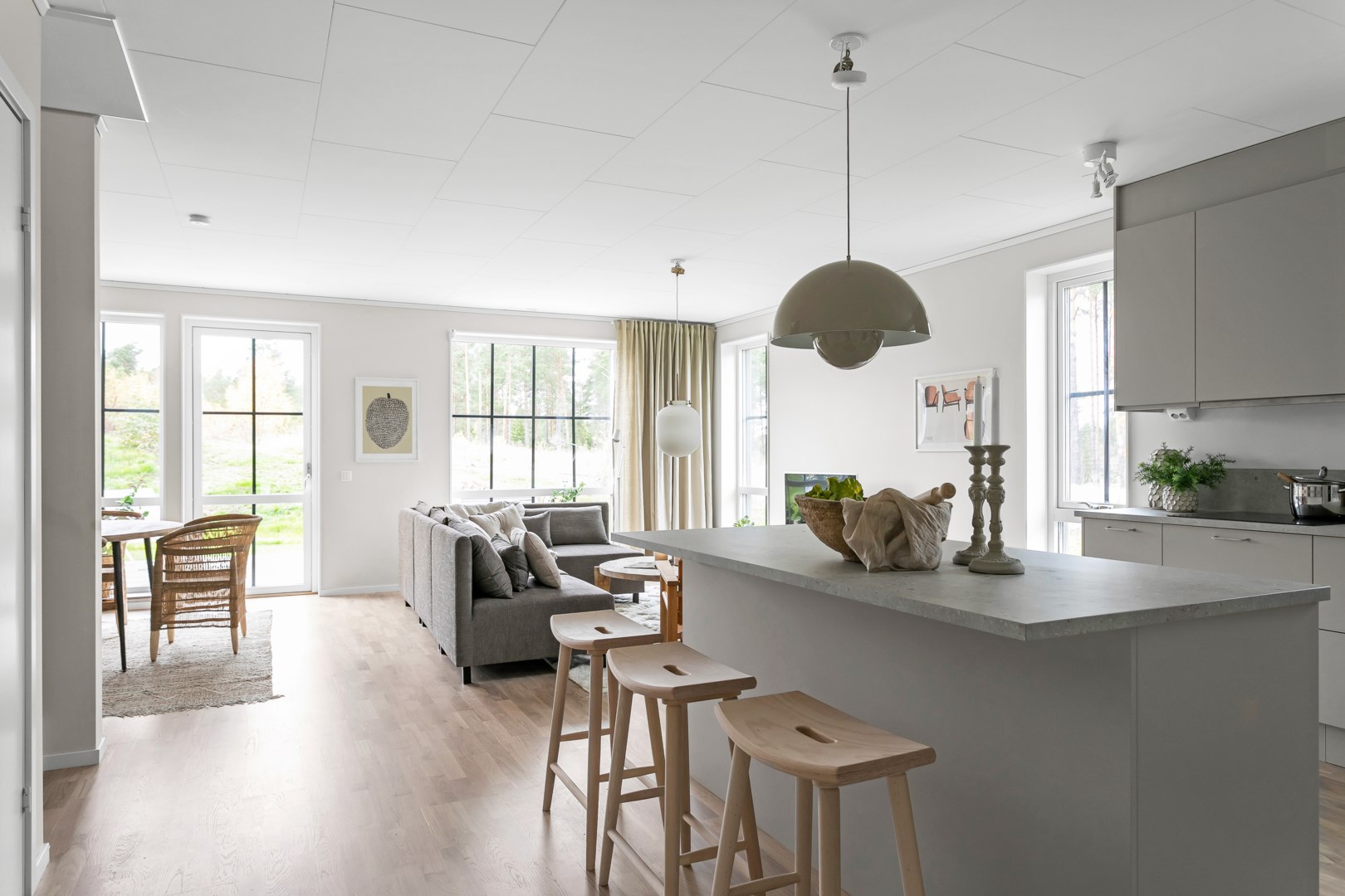 Köksluckorna är gråa och överensstämmer därav inte med bilderna 