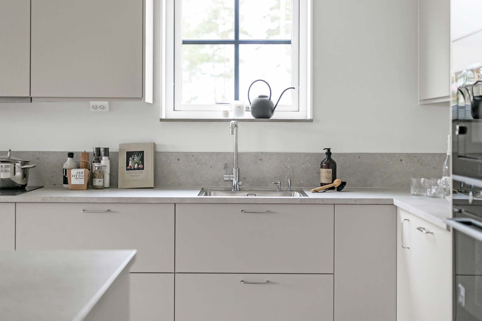 Köksluckorna är gråa och överensstämmer därav inte med bilderna 