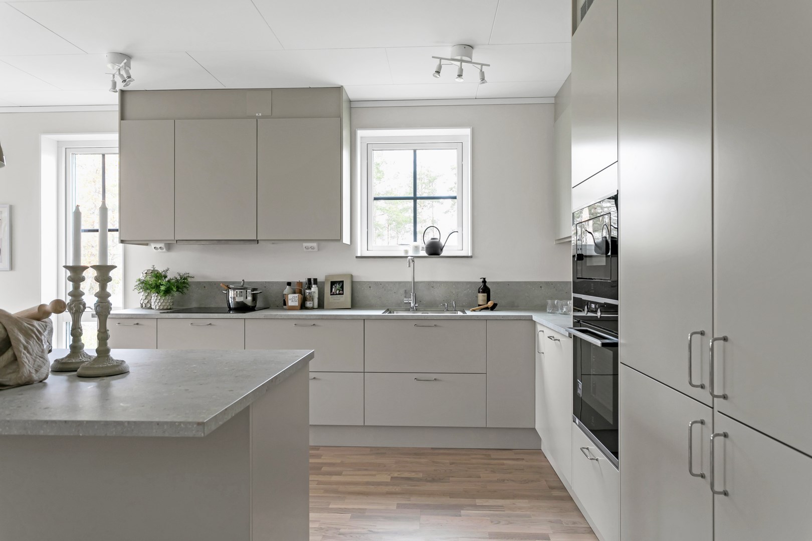 Köksluckorna är gråa och överensstämmer därav inte med bilderna 