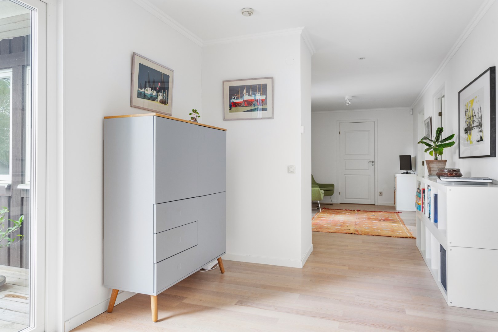 Hall som sammabinder sovrum på entréplan