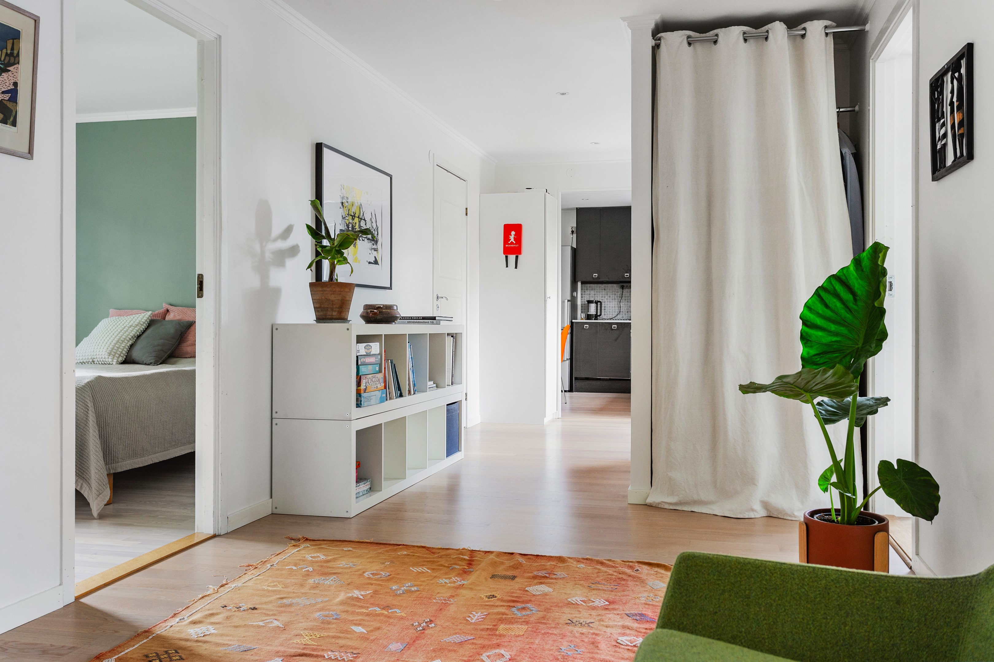 Hall som sammabinder sovrum på entréplan