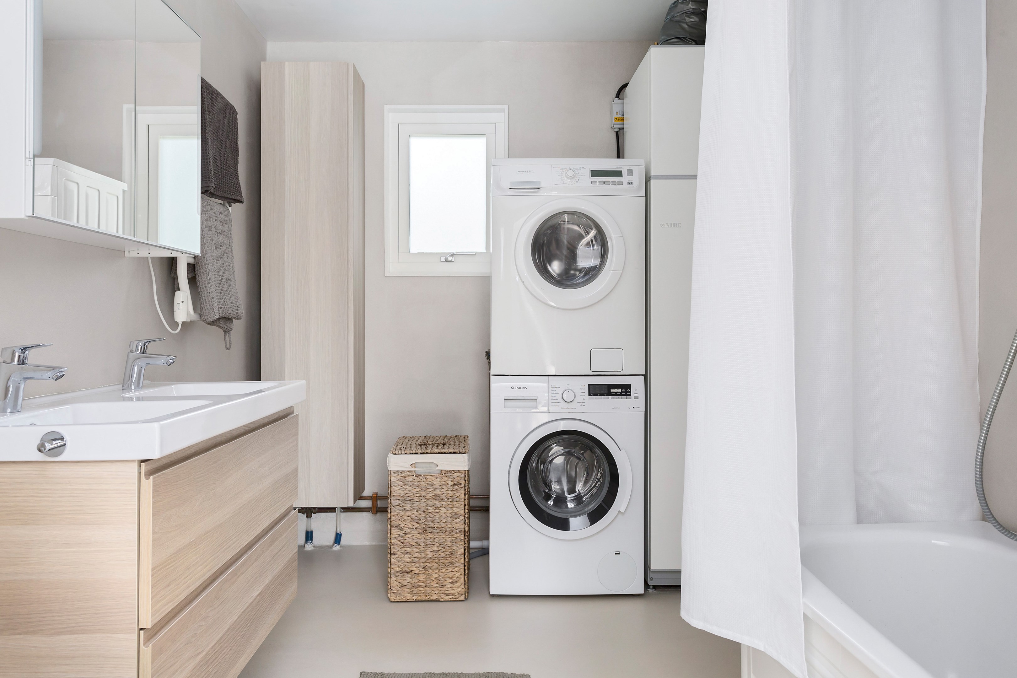 Badrum med tvättdel och badkar 