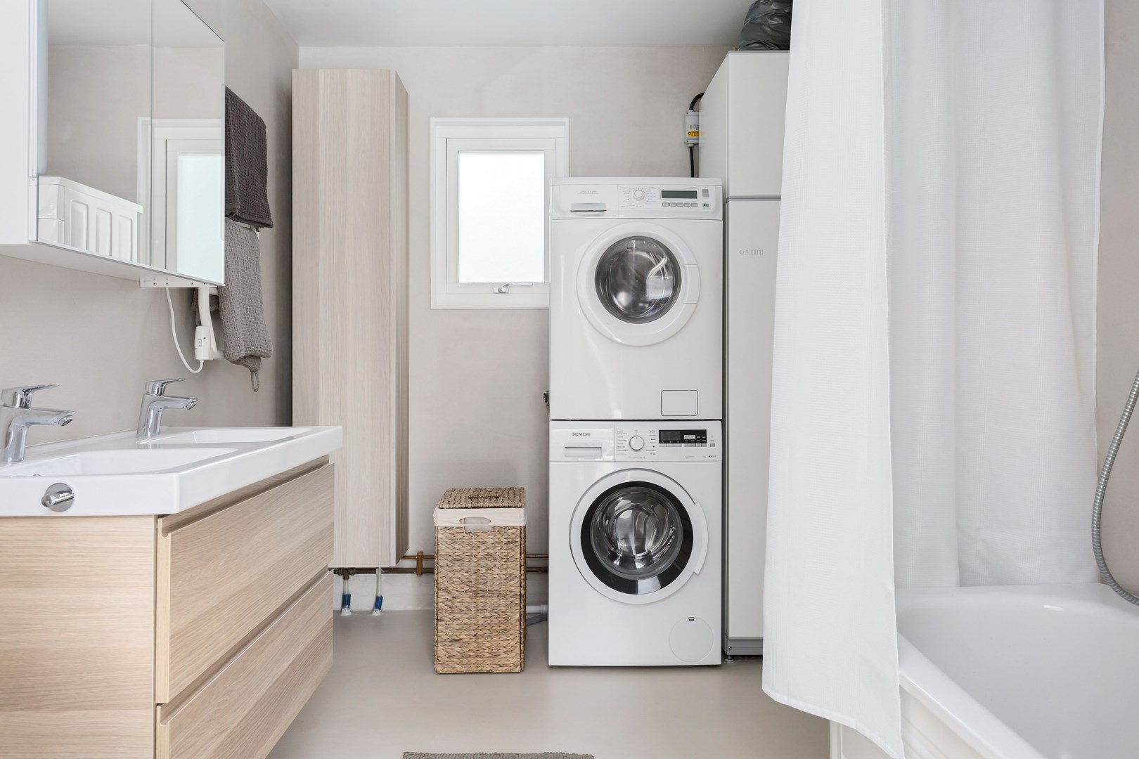 Badrum med tvättdel och badkar 