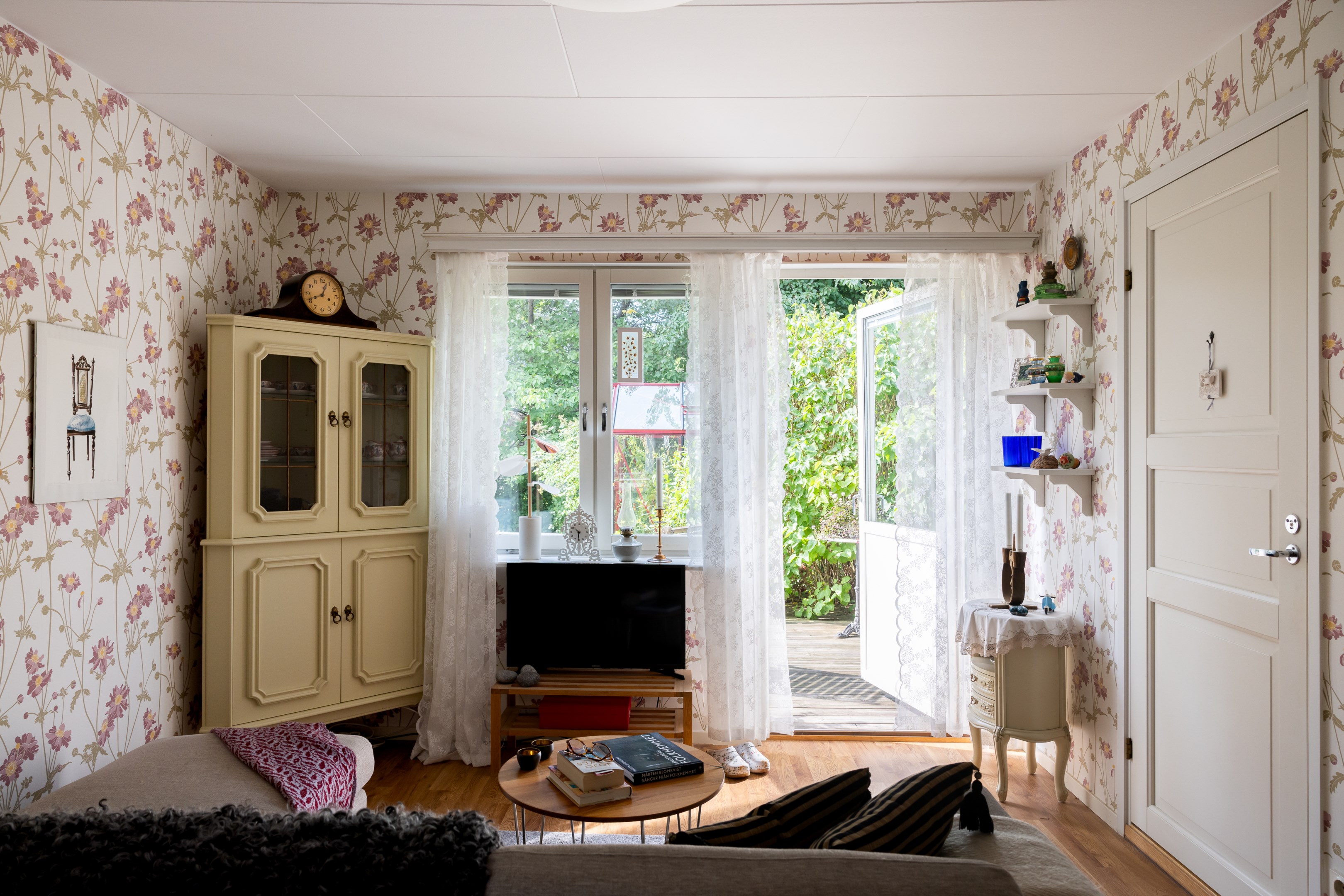 Allrummet öppnar upp mot trädgården på husets baksida