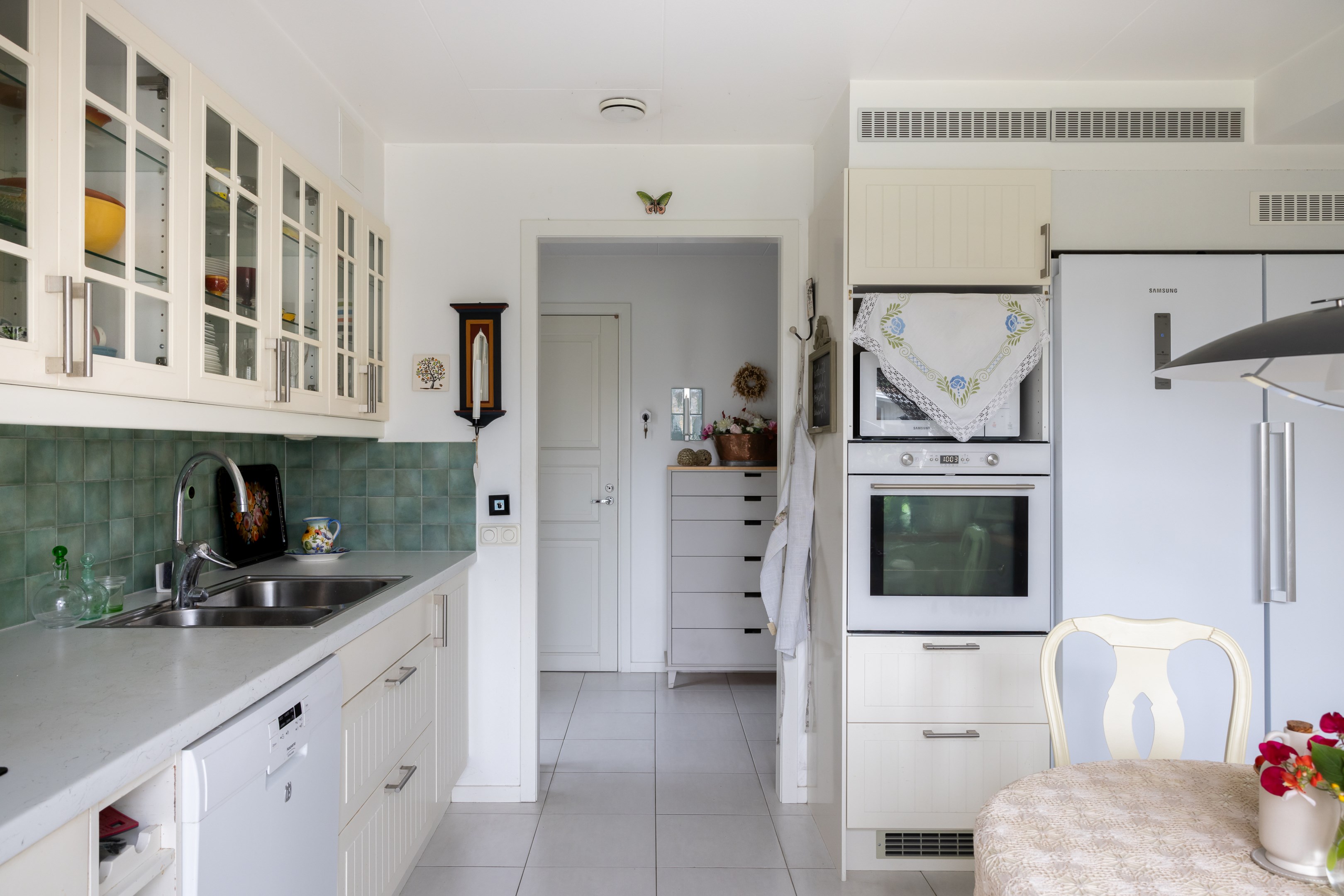 Köket i vinkel mot husets entré med tvättstugan rakt fram