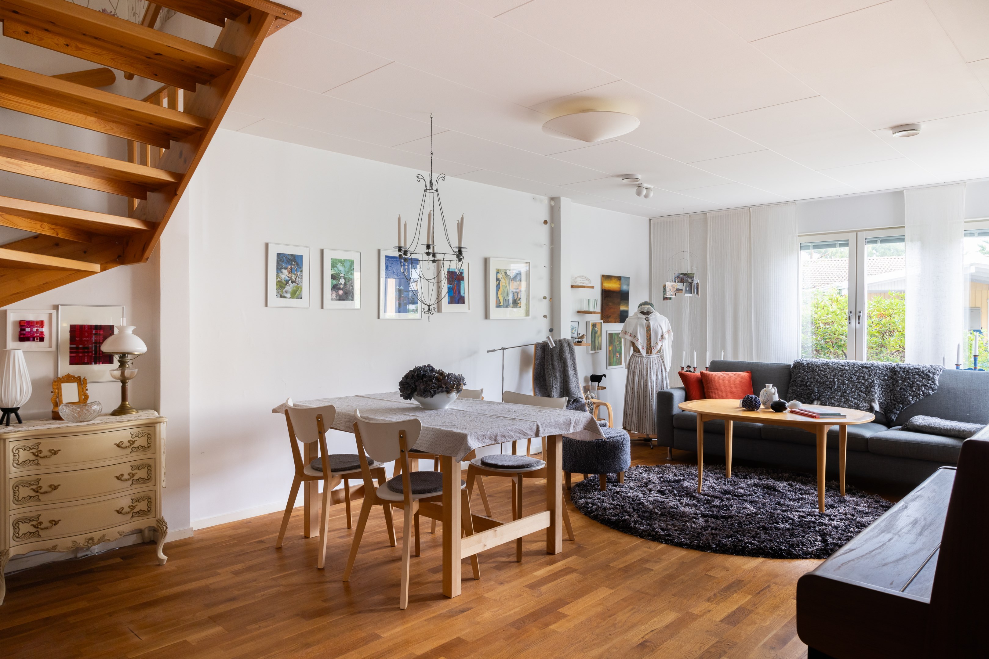 Luftigt vardagsrum med ljusinsläpp från norr