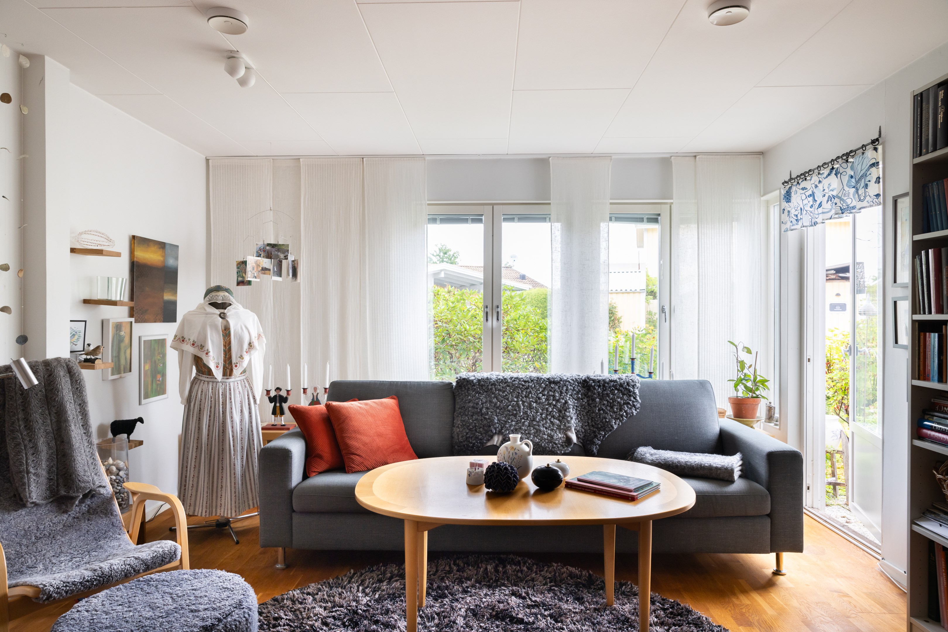 Även vardagsrummet öppnar upp mot uteplats och trädgård på husets framsida