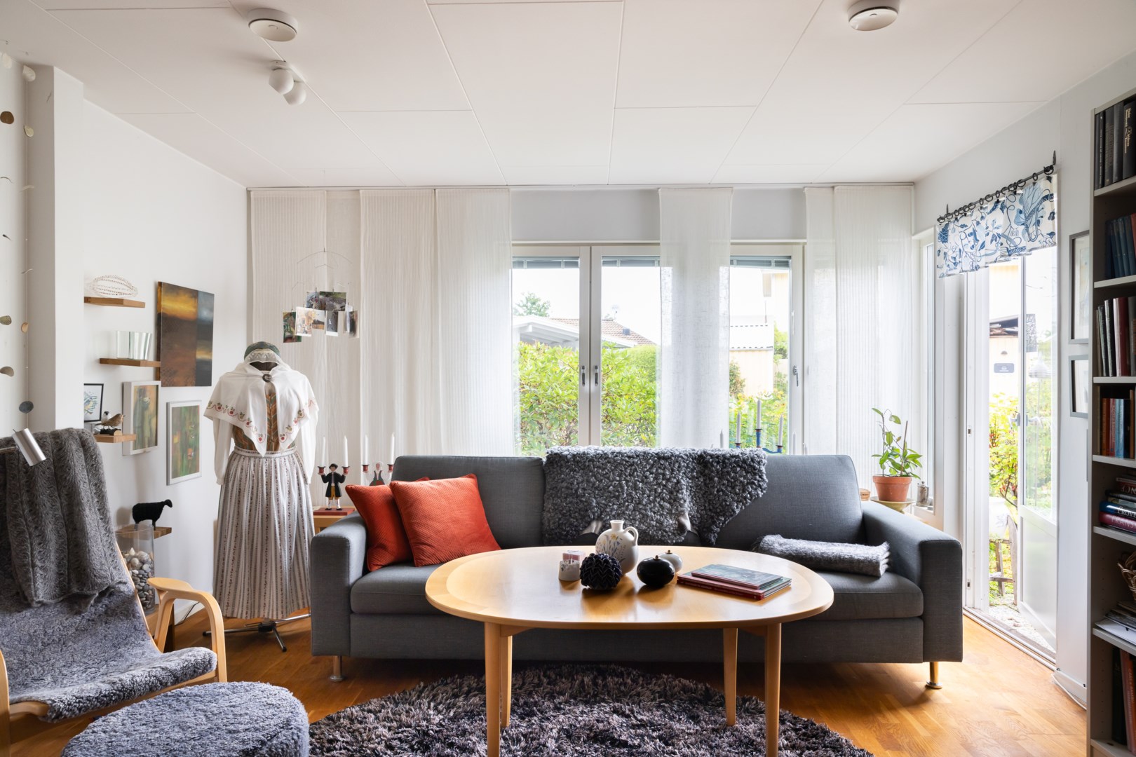 Även vardagsrummet öppnar upp mot uteplats och trädgård på husets framsida