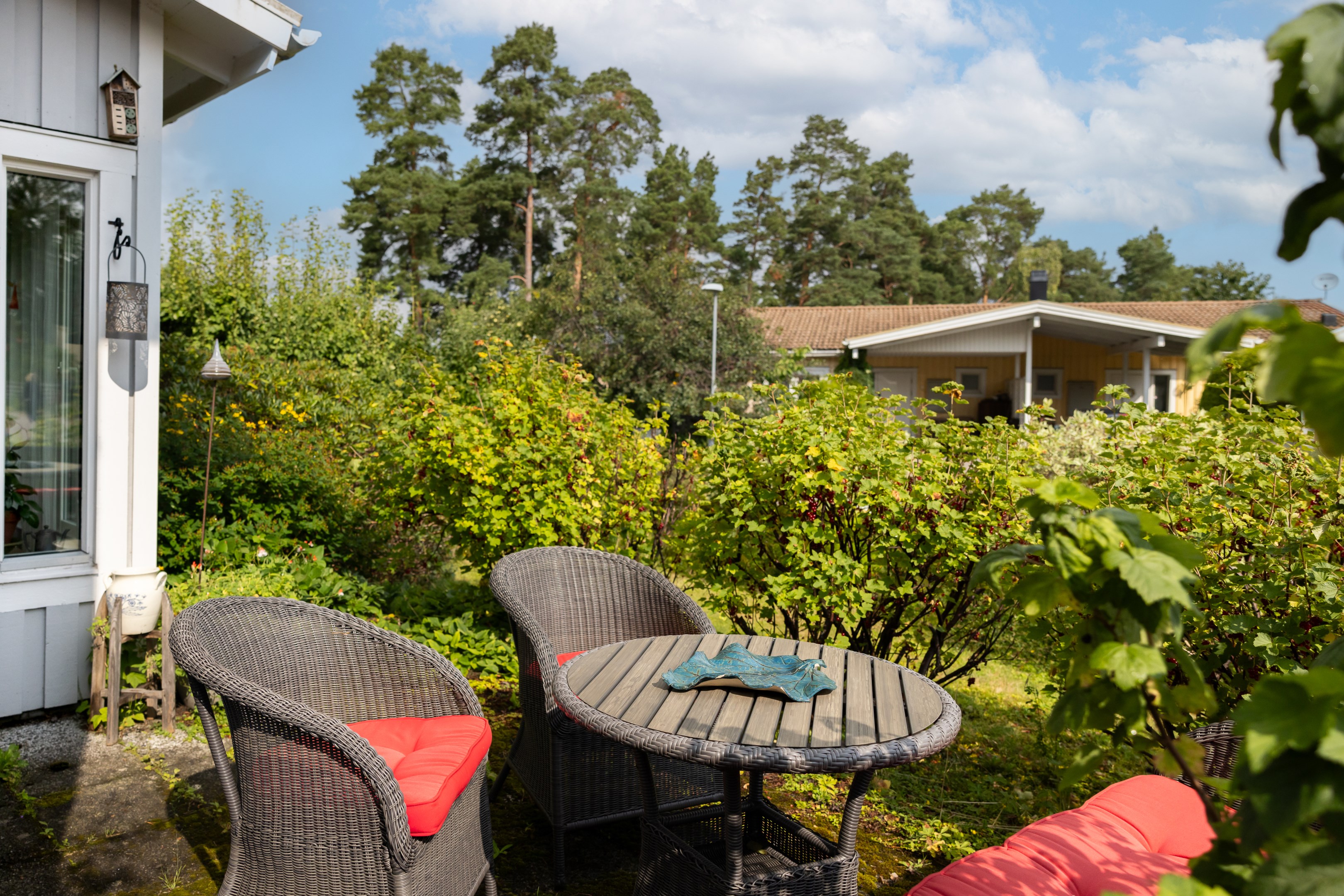 Uteplats på husets framsida dit morgon- och eftermiddagssolen når fram