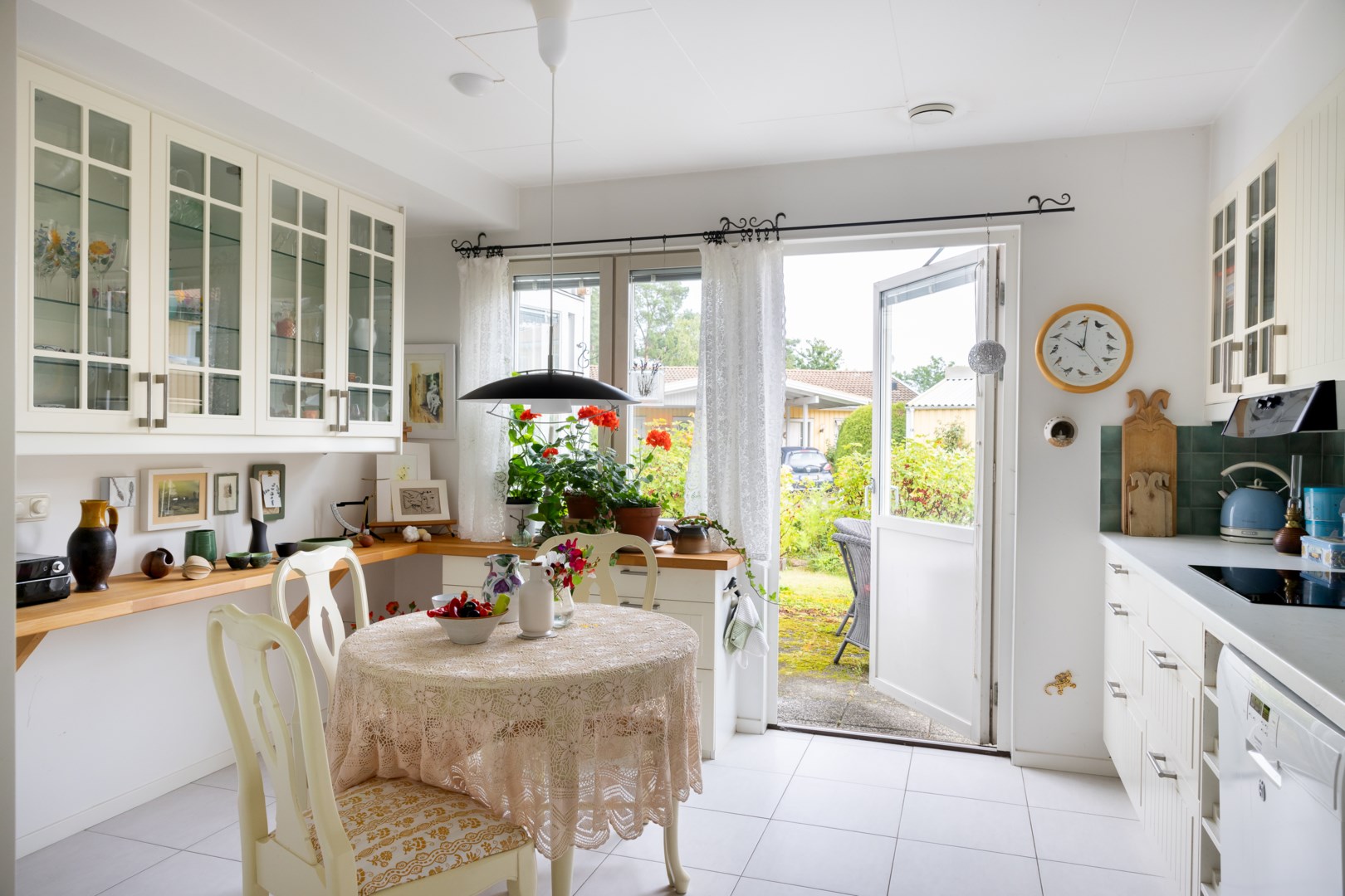 Köket öppnar upp mot trädgård och uteplats på husets framsida