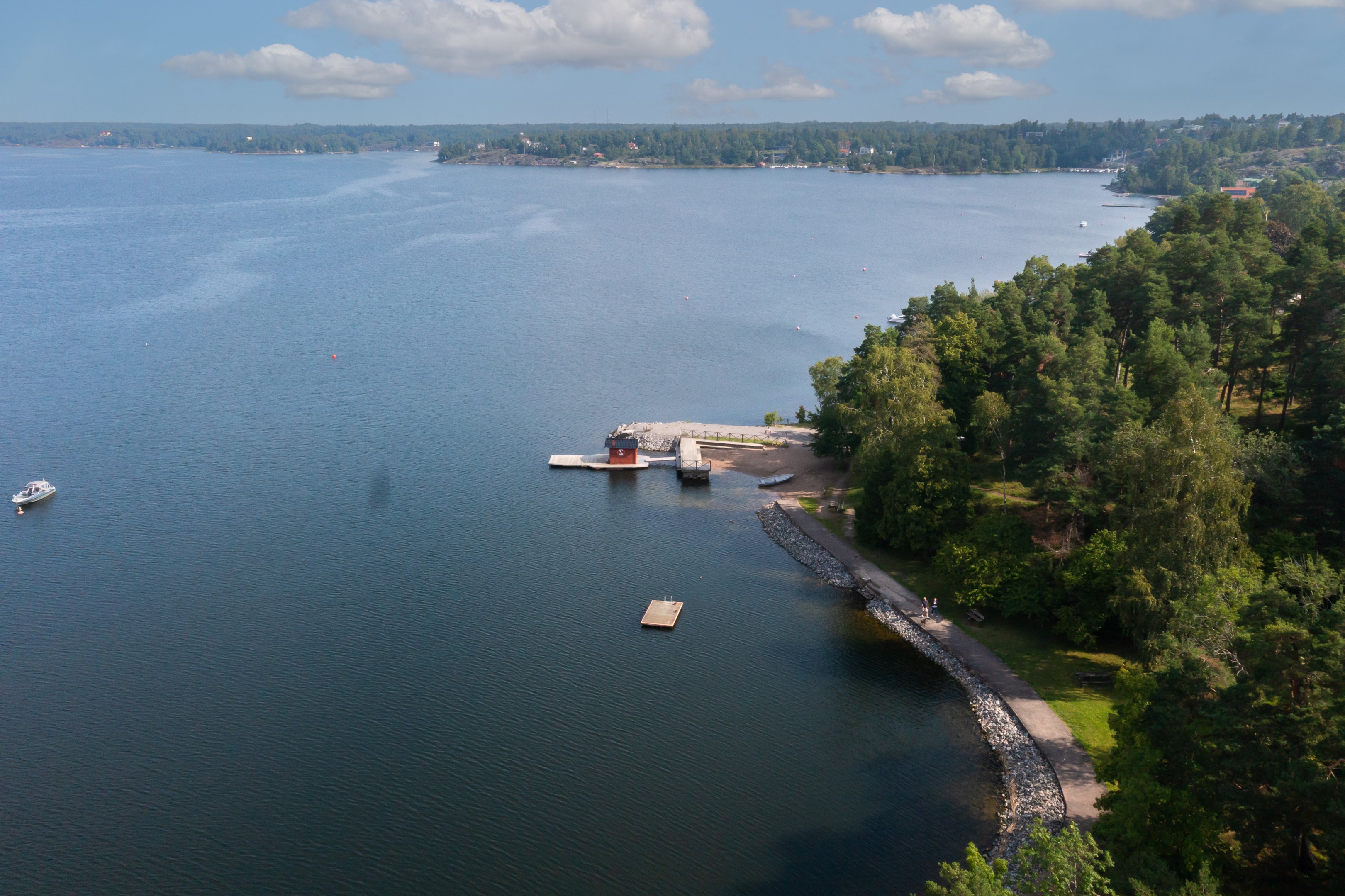 Området ansluter till Torsbyfjärden och Stockholms inlopp i nordväst