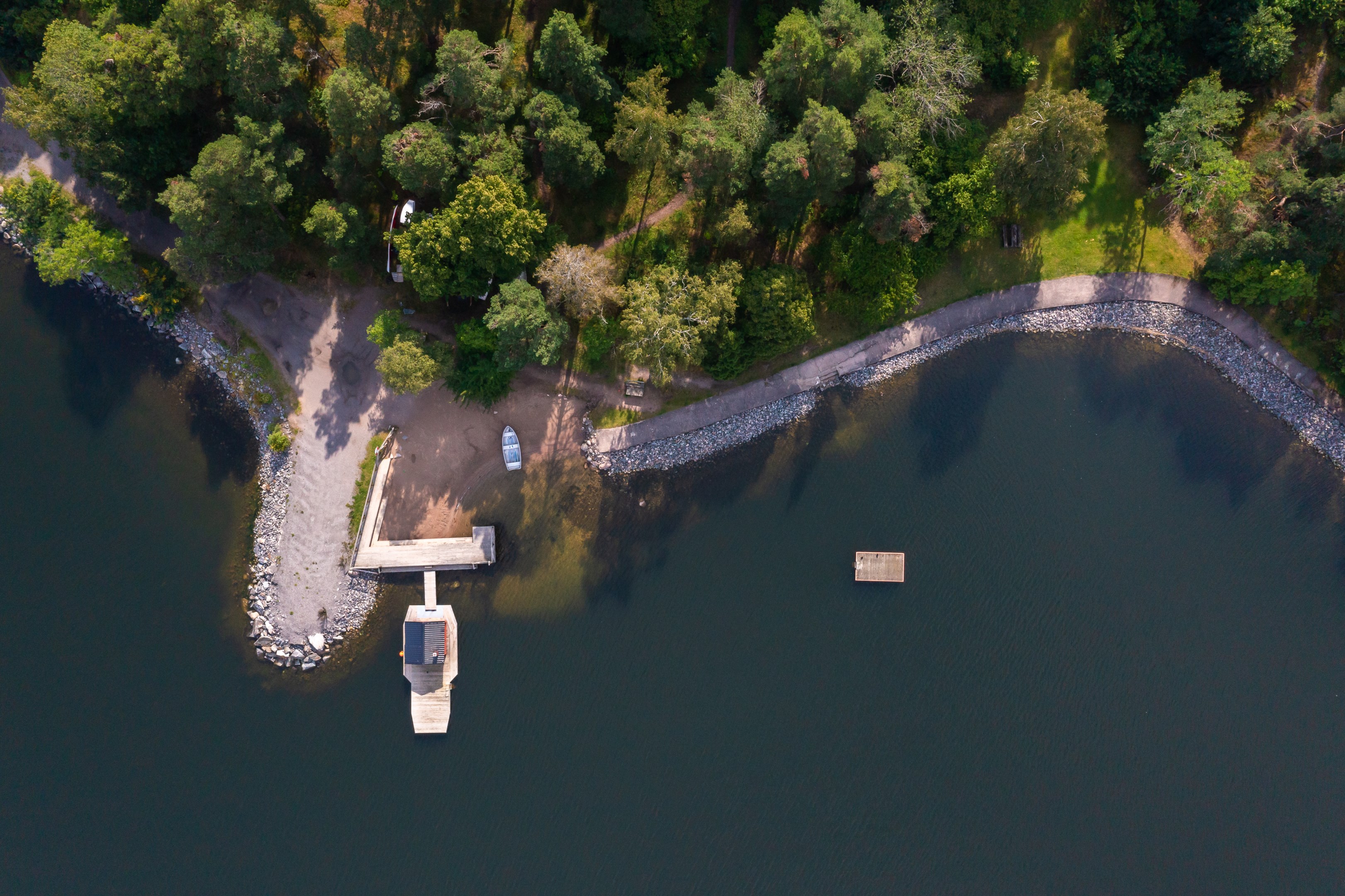 Utmed strandkanten löper en samfälld strandpromenad