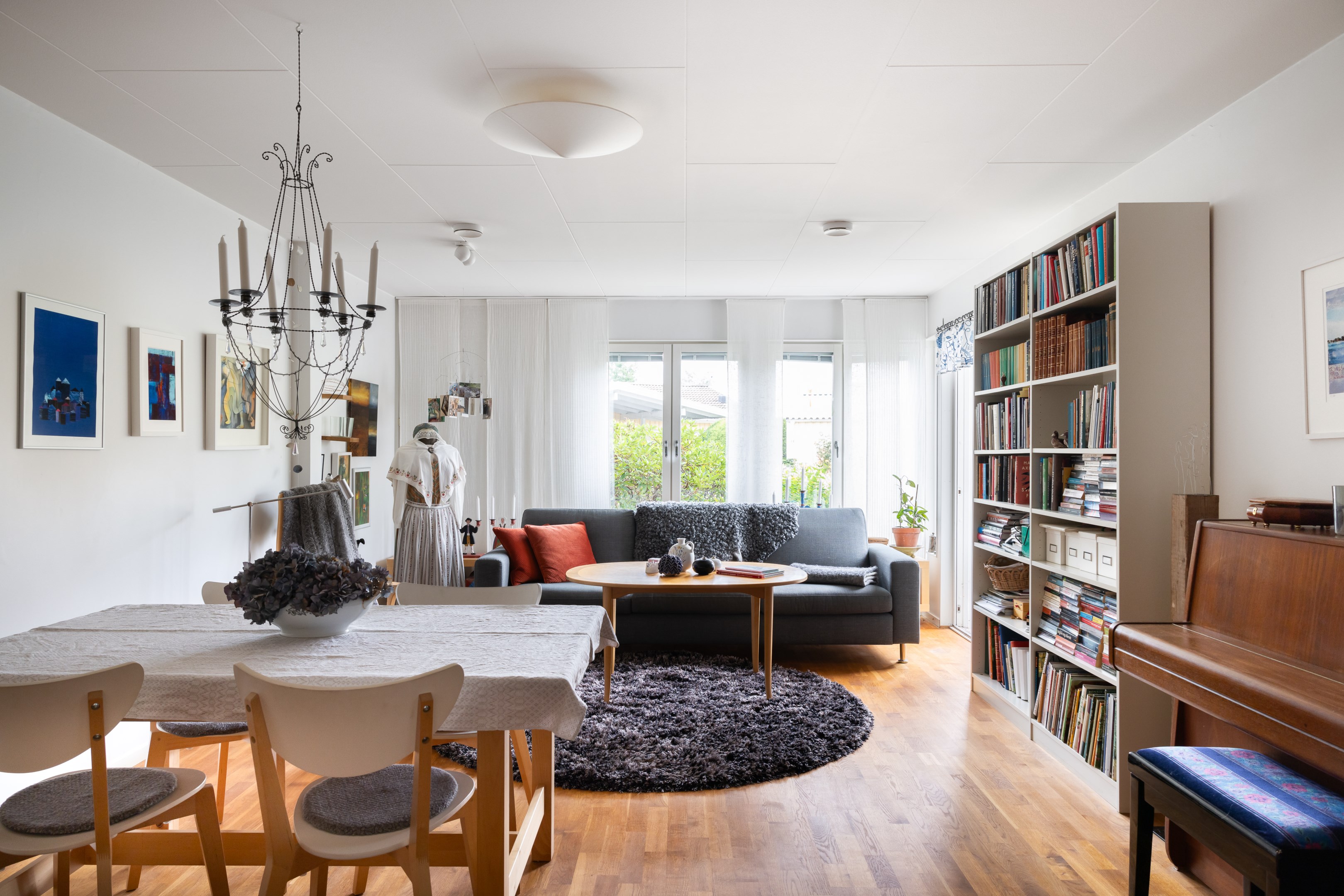 Bra plats för såväl matplats som soffgrupp