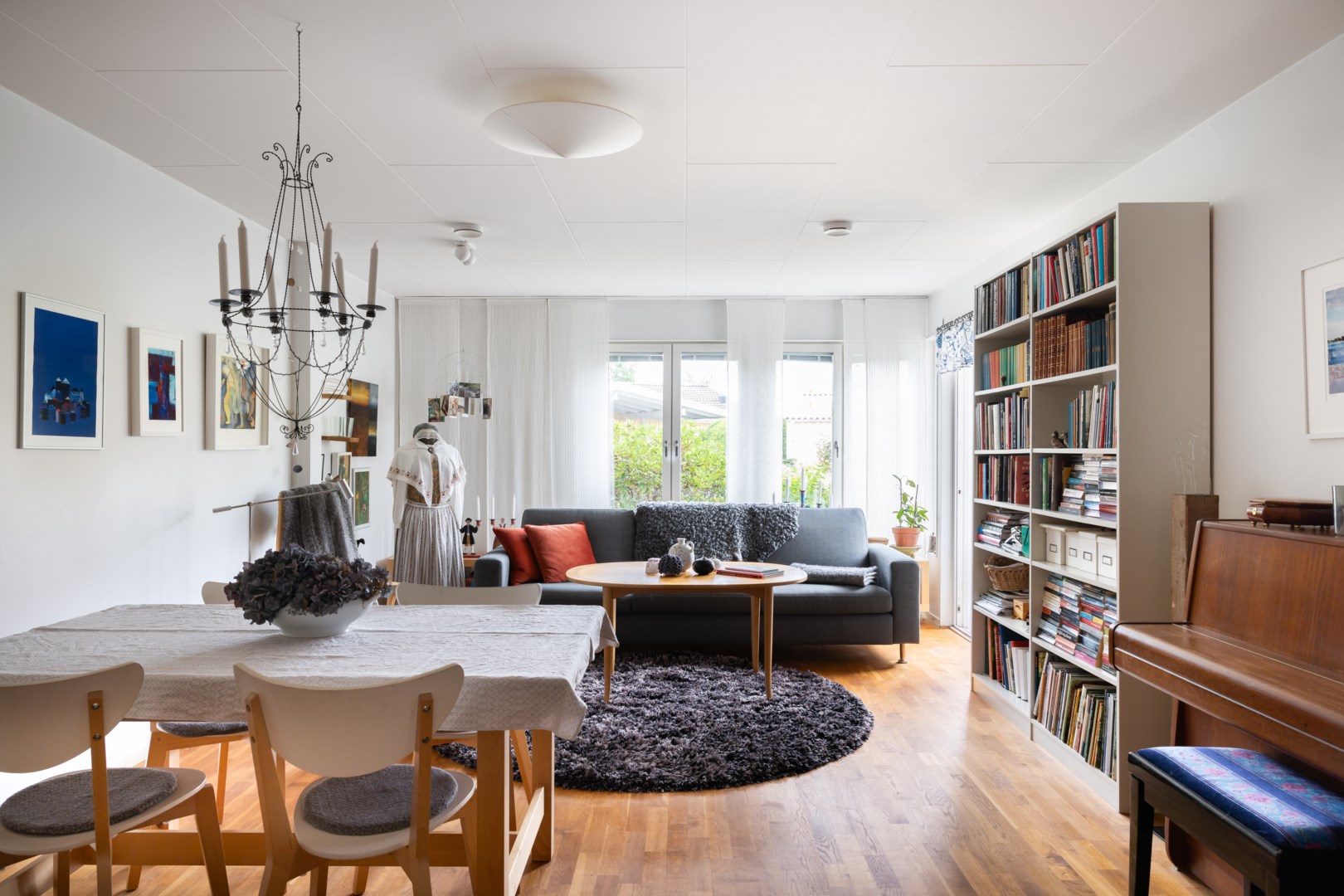 Bra plats för såväl matplats som soffgrupp