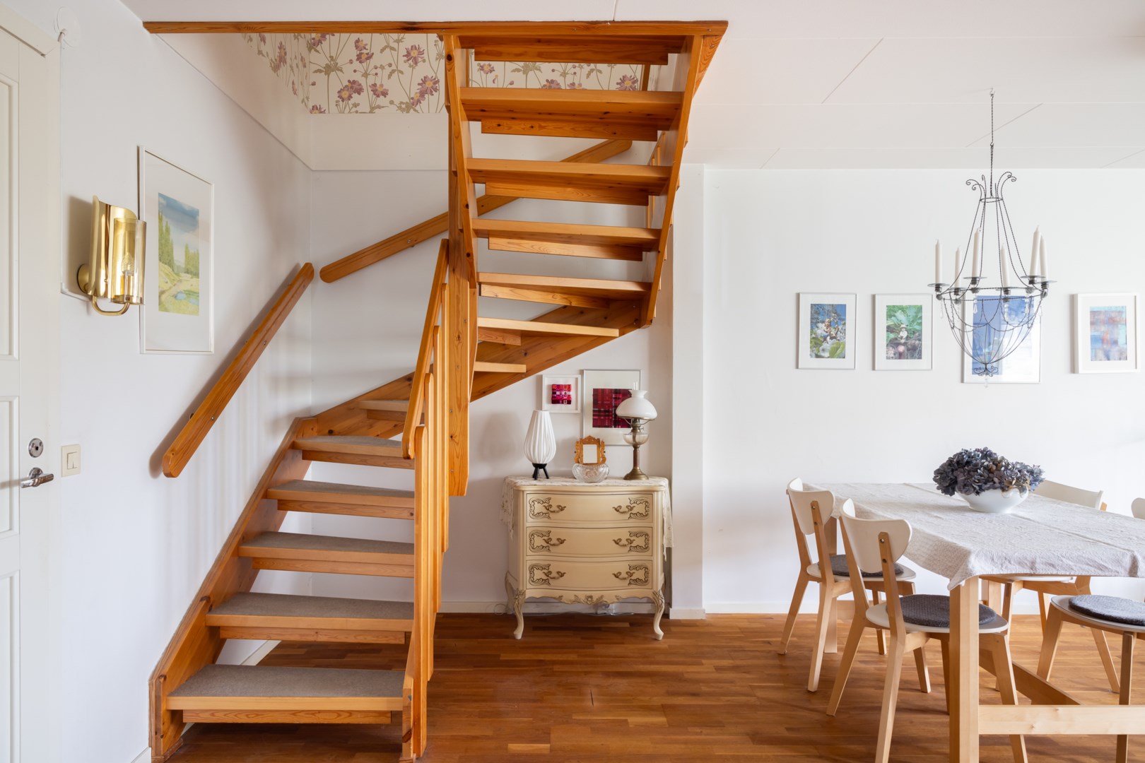 Dörren till vänster leder till ett rymligt förråd