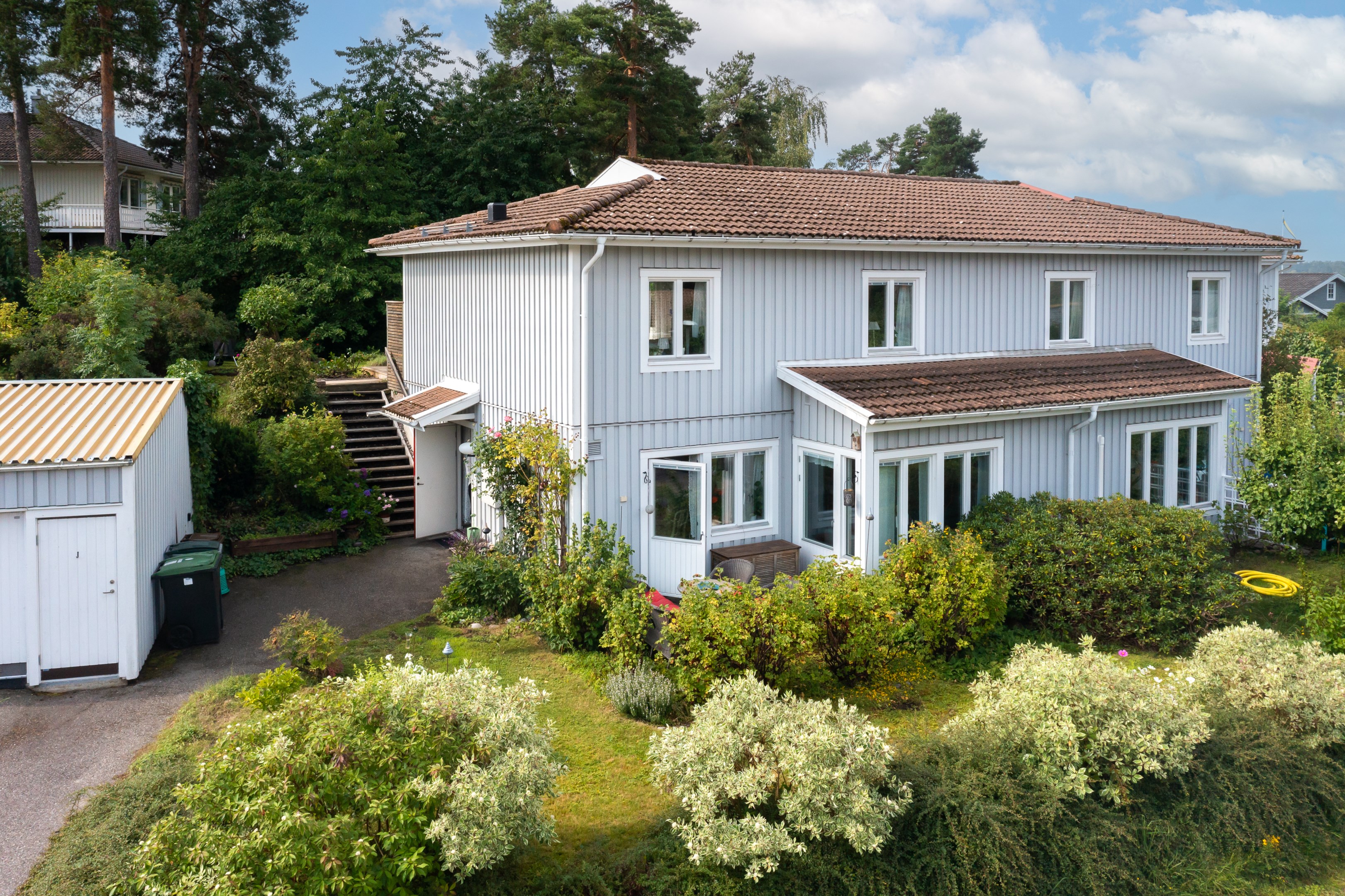 Uteplatsen ramas in av uppvuxen grönska