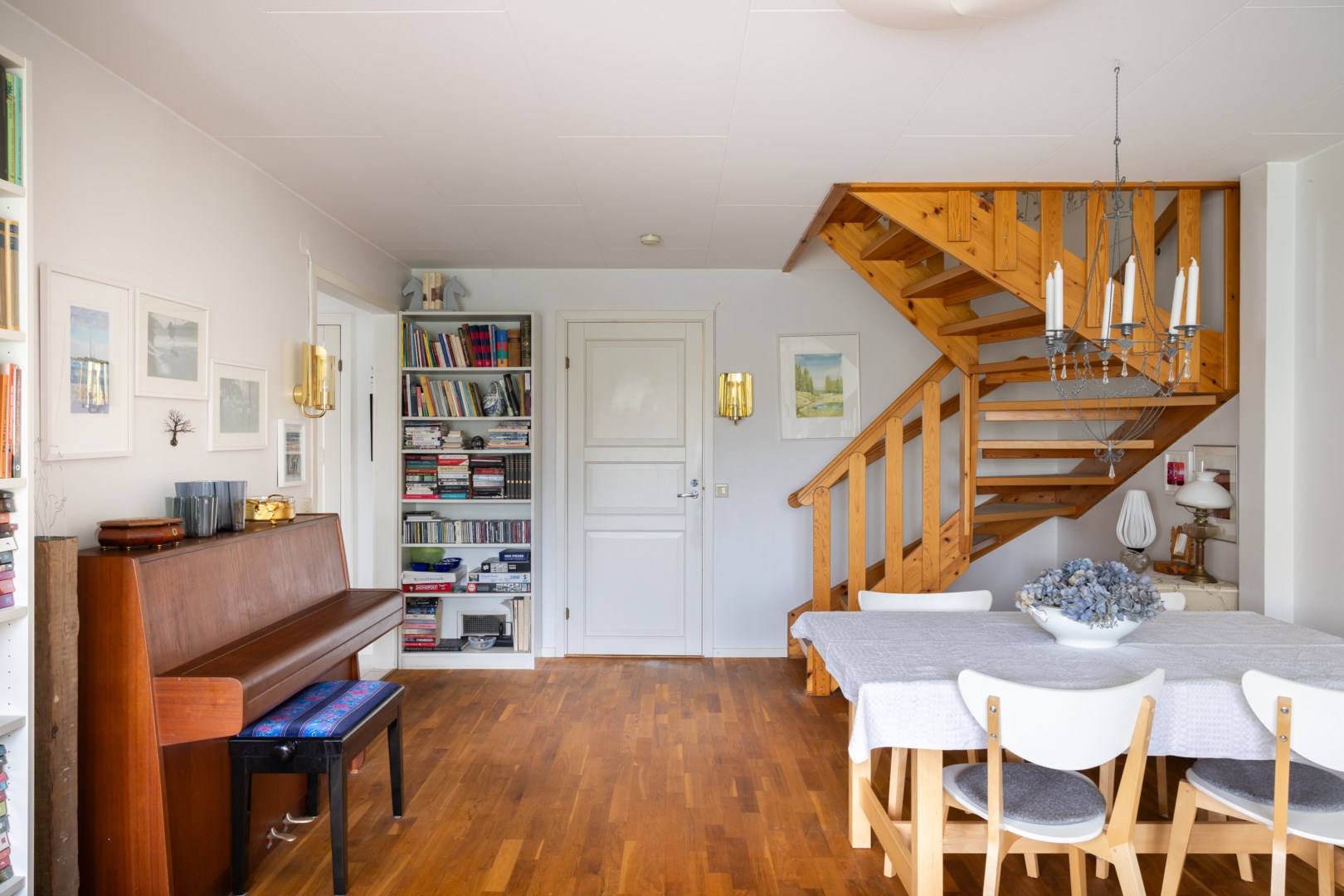 Rakt fram återfinns ett rymligt förråd