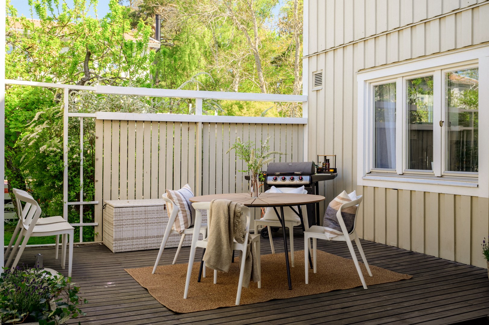 Uteplats på husets framsida.