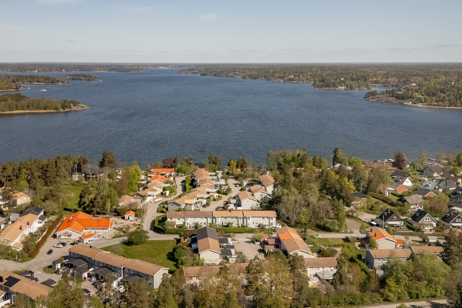 Gavelradhus med upp till fem sovrum, granne med Torsbyfjärden.