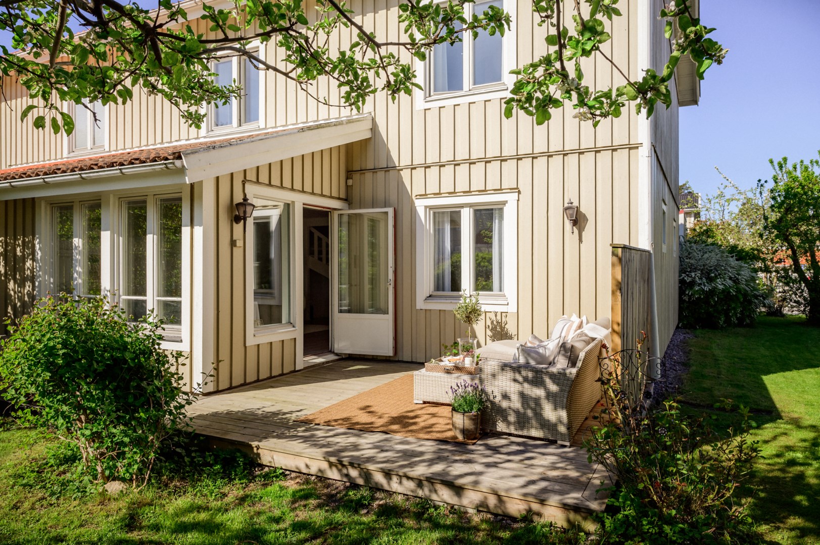 Altan med skyddat läge på husets baksida.