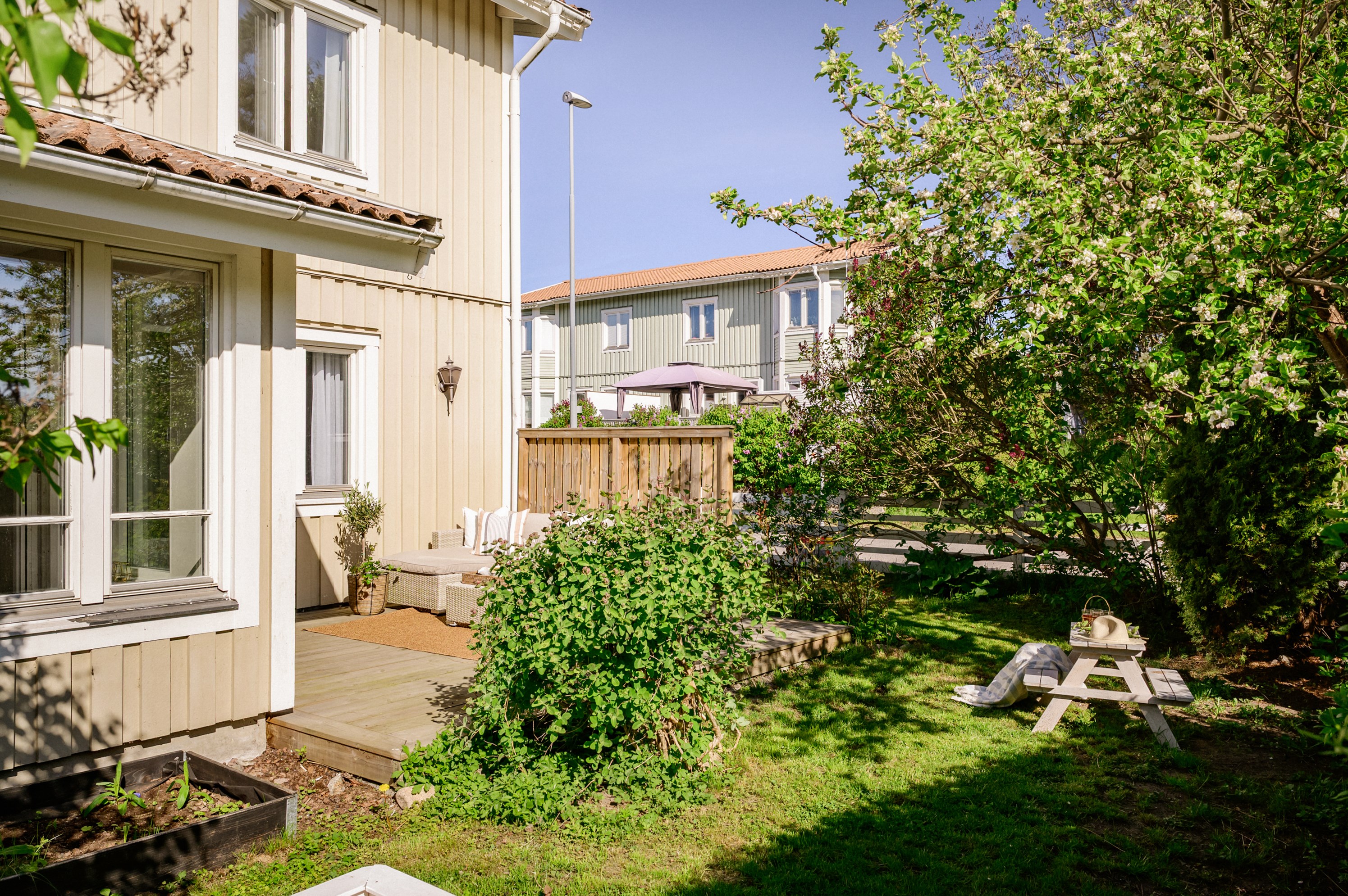 Altan med lummigt läge på husets baksida.