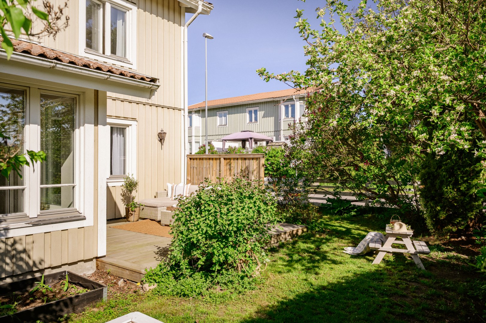 Altan med lummigt läge på husets baksida.