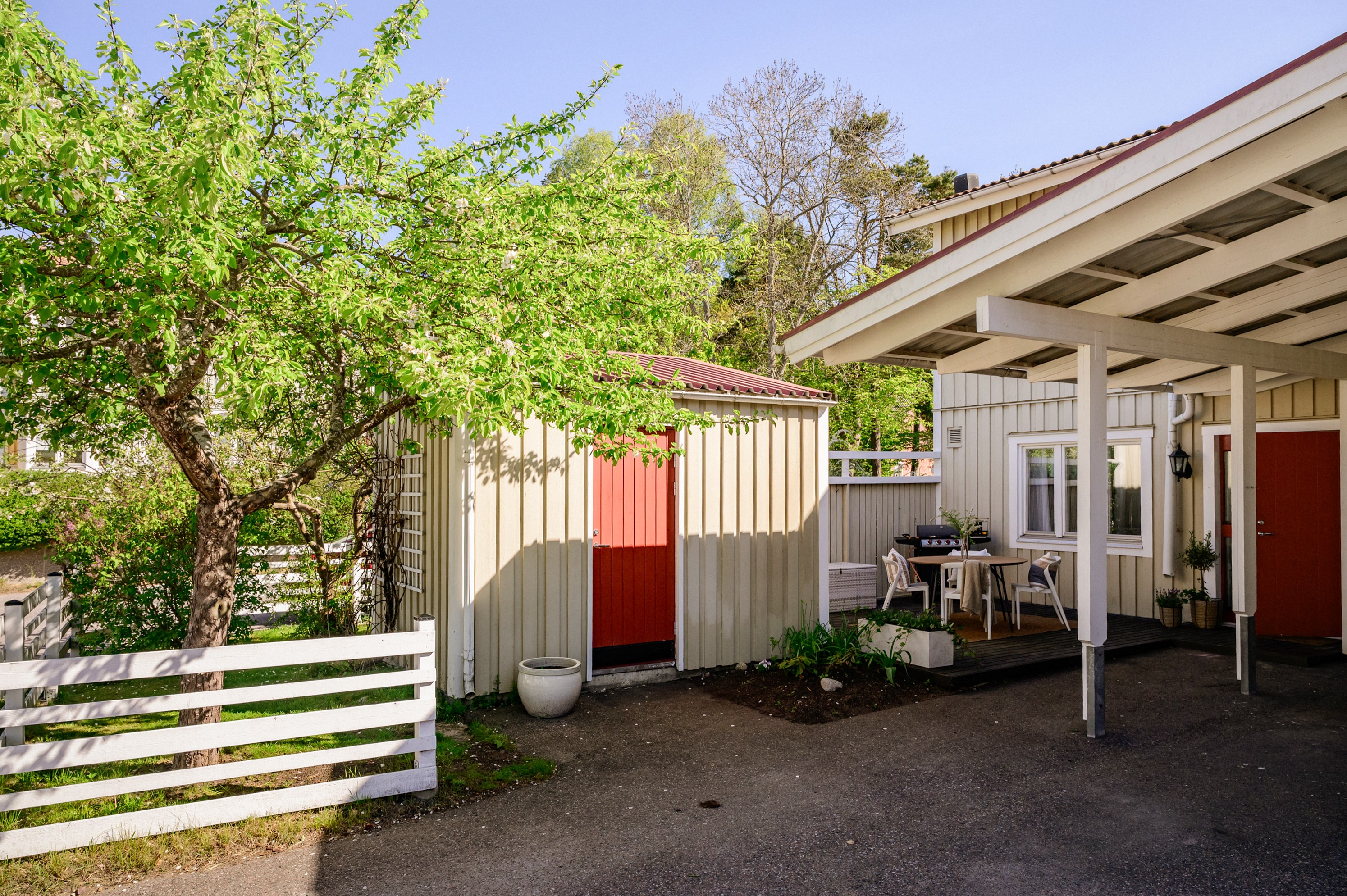 Carport och isolerat förråd i anslutning till husets entré.