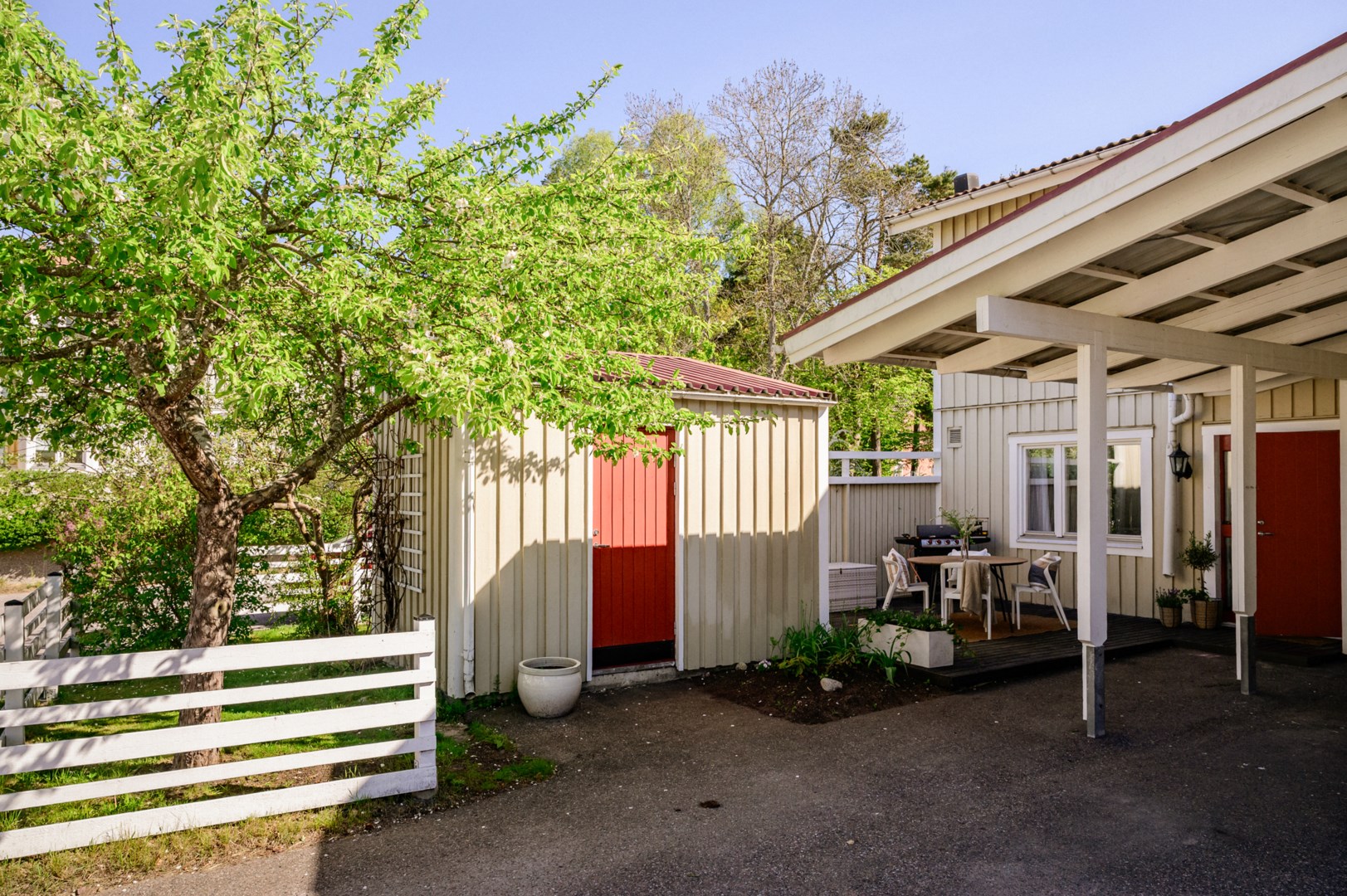 Carport och isolerat förråd i anslutning till husets entré.