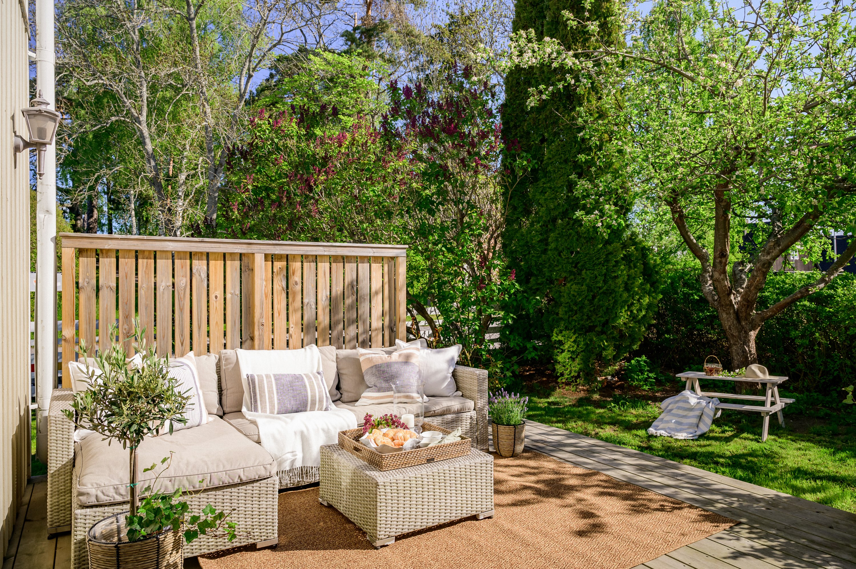 Altan med skyddat läge på huset baksida.