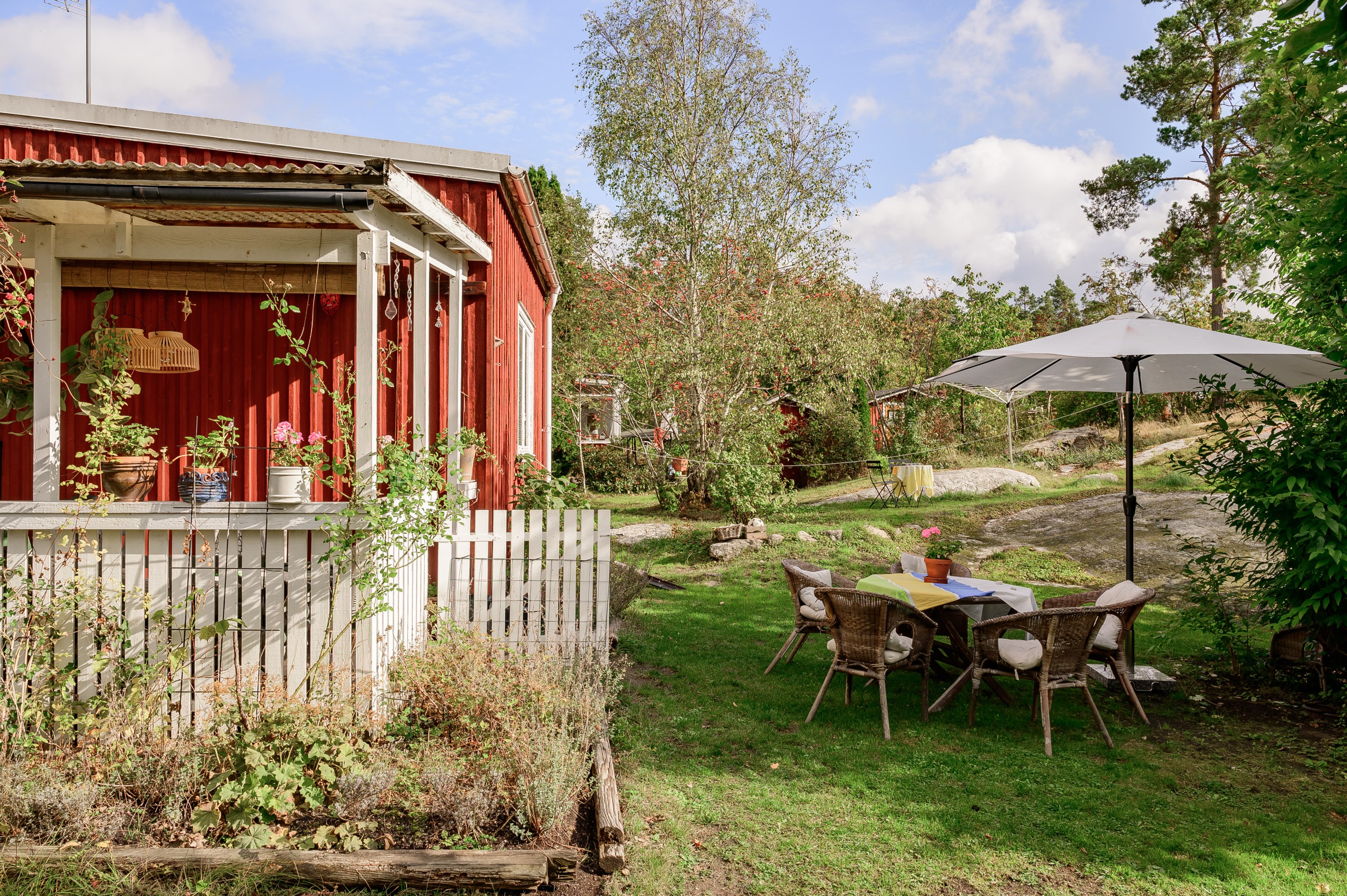 Uteplats och trädgård med skyddat sydvästläge.