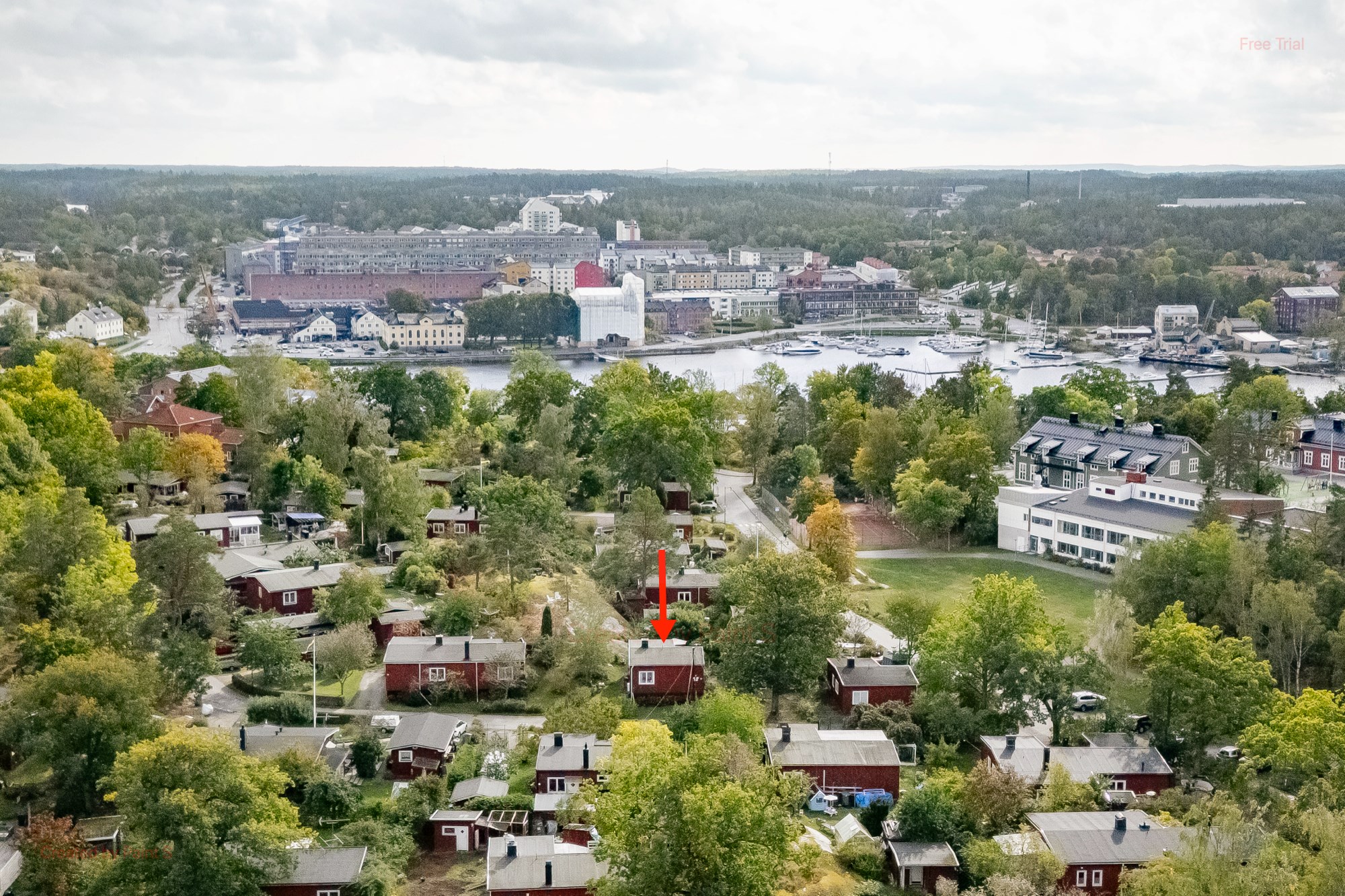 Promenadavstånd till Gustavsbergs hamn på andra sidan viken.