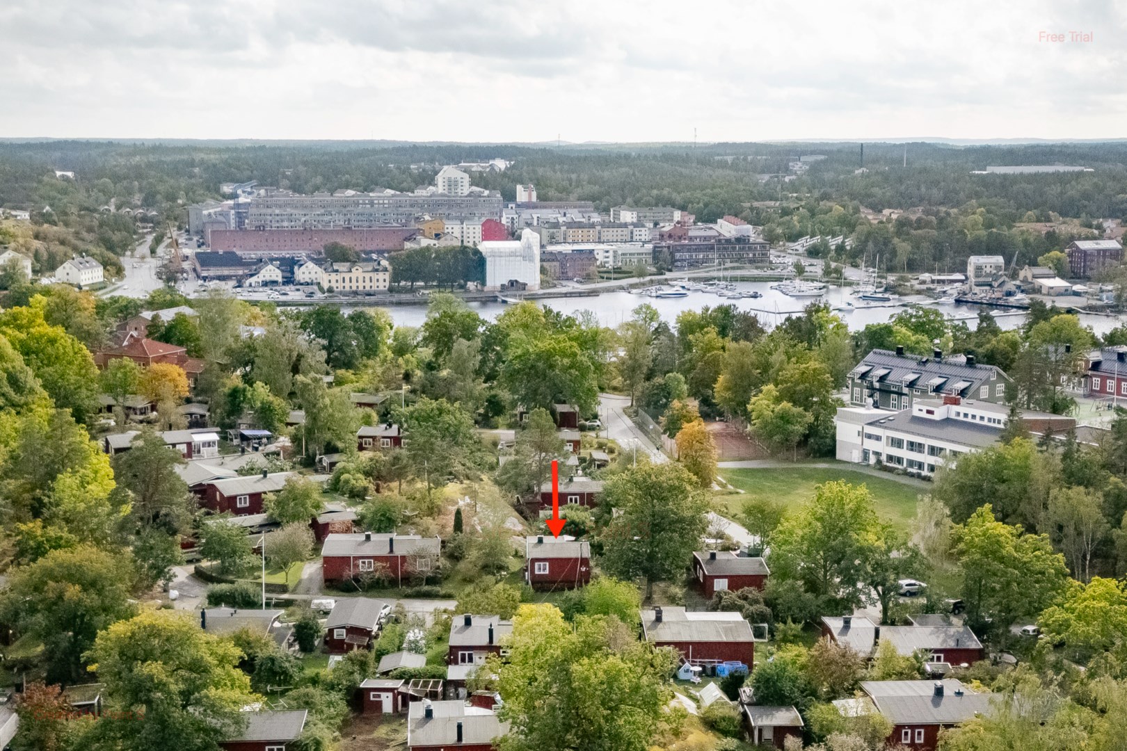 Promenadavstånd till Gustavsbergs hamn på andra sidan viken.