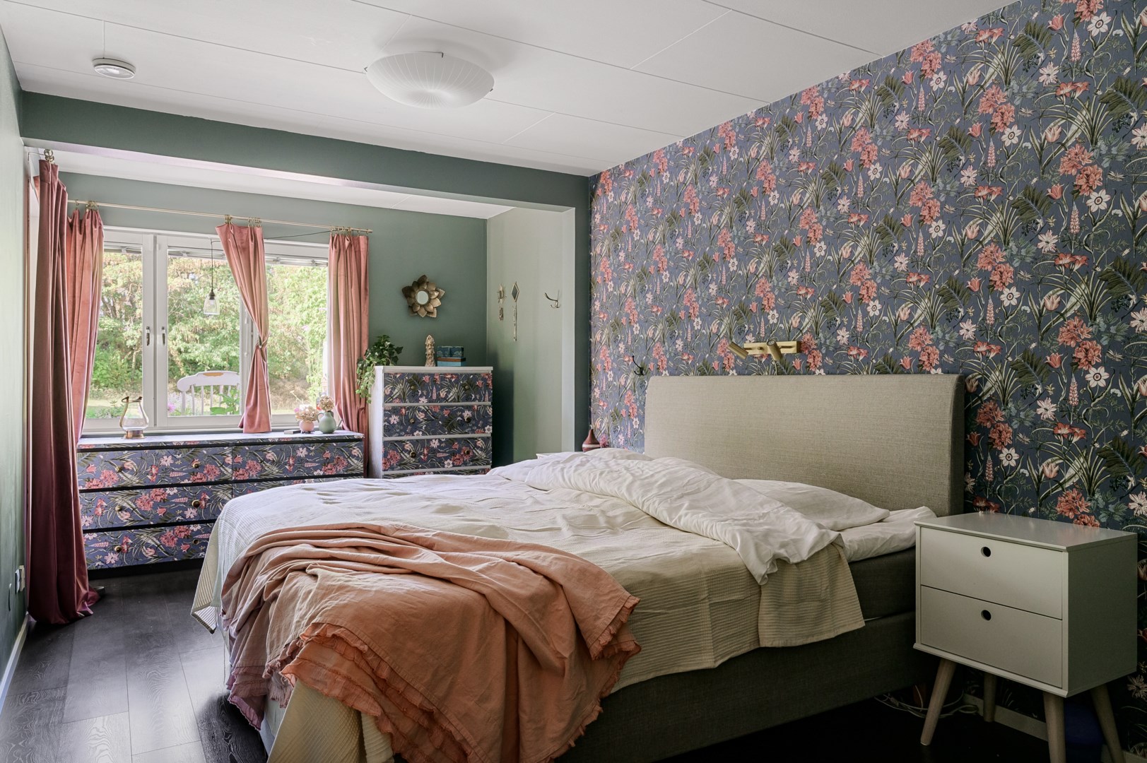 Föräldrasovrum med egen utgång till altan & trädgård.