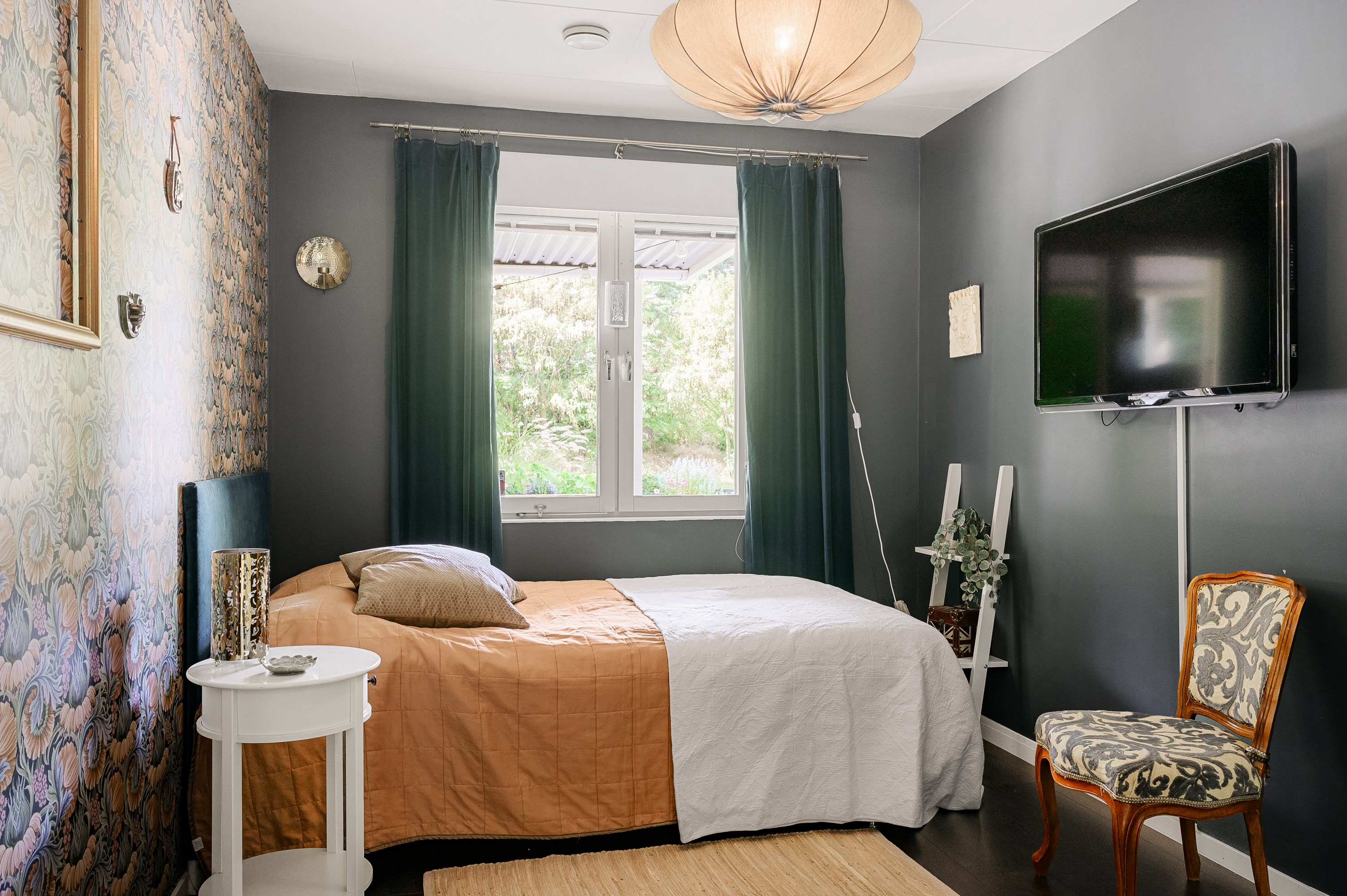 Sovrum med ljusinsläpp från väster.