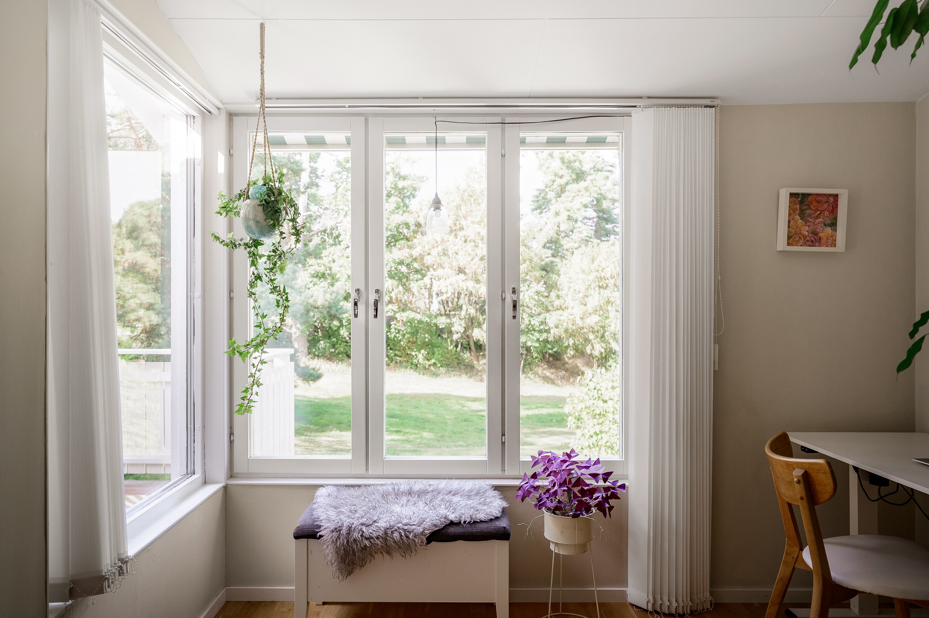 Rikt ljusinsläpp med utsikt mot grönskan.