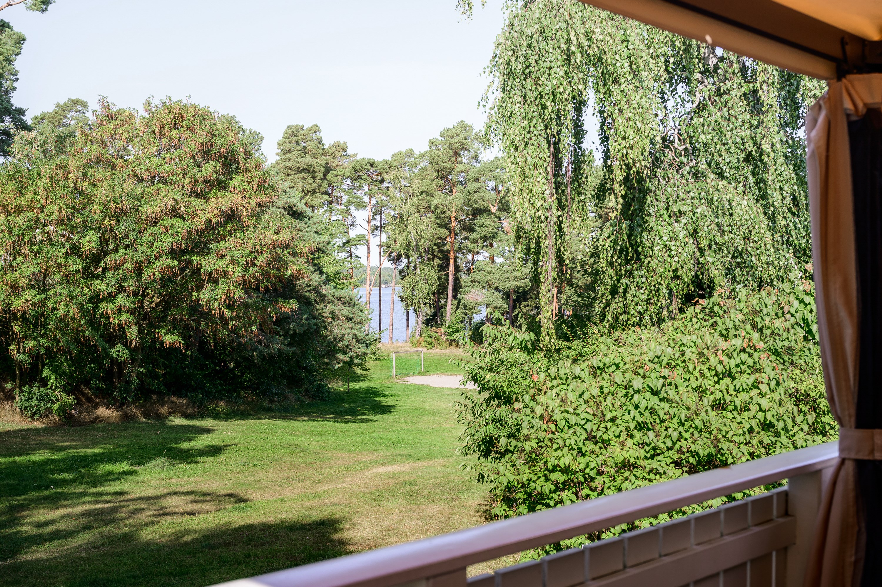 Utsikt från balkongen med sjöglimt och vackra solnedgångar i nordväst.