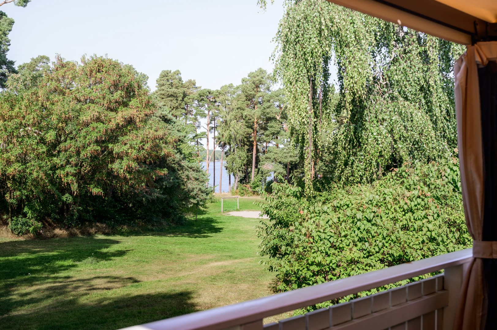 Utsikt från balkongen med sjöglimt och vackra solnedgångar i nordväst.