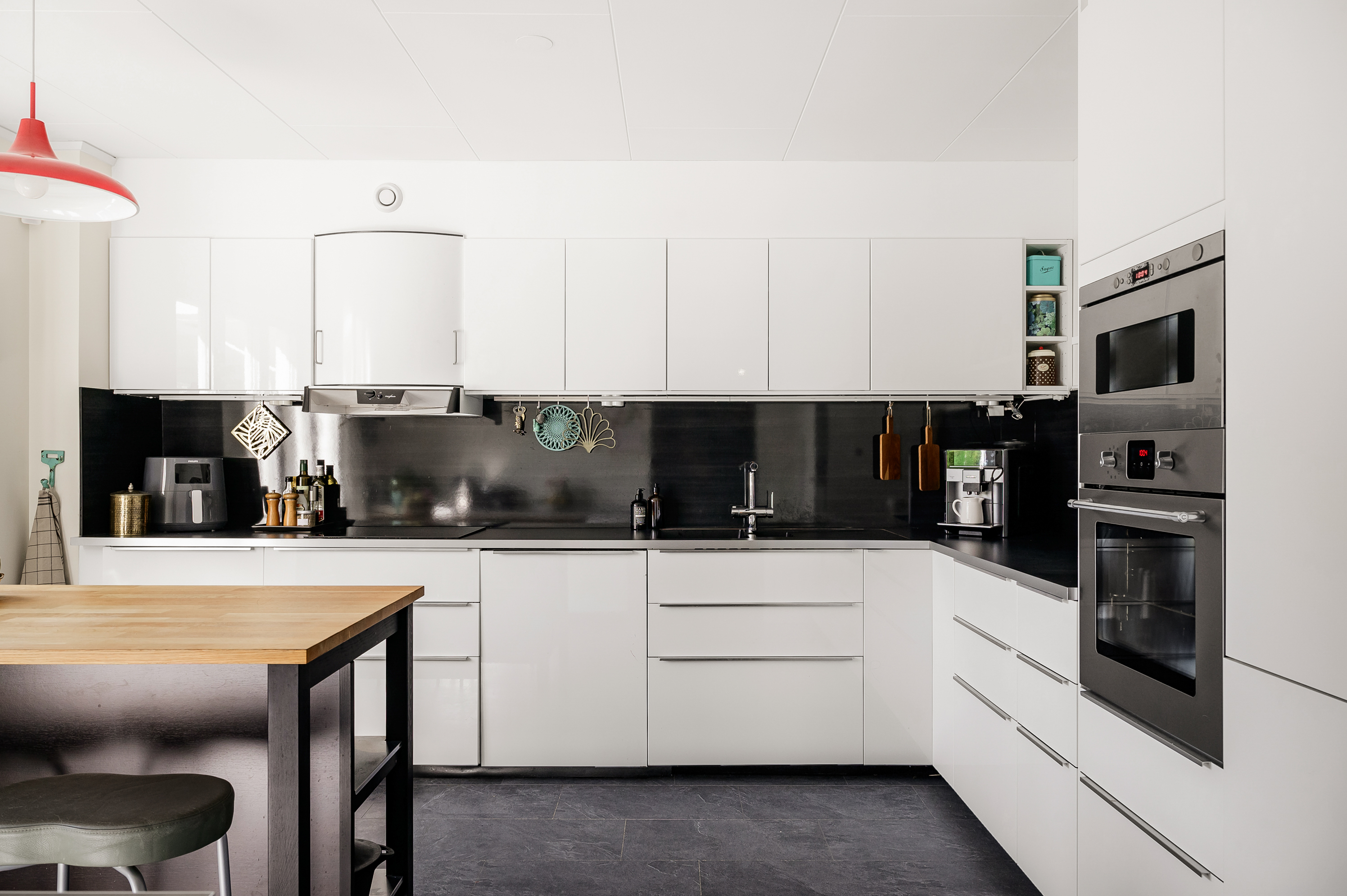 Generösa bänkytor och gott om förvaring.