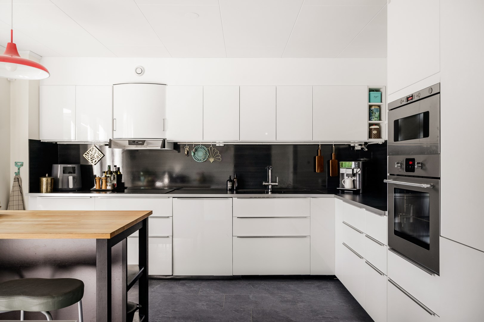 Generösa bänkytor och gott om förvaring.