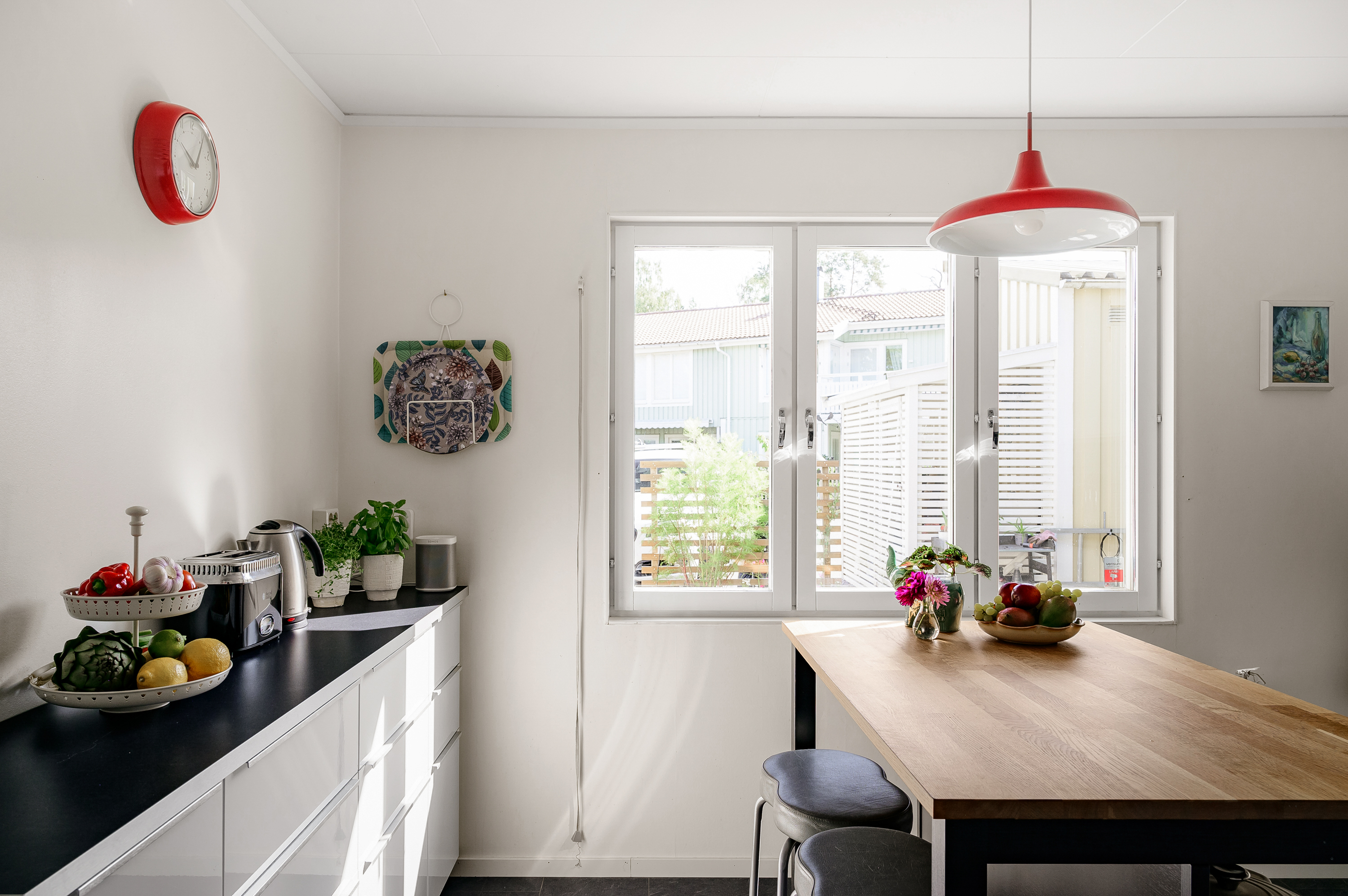 Ljusinsläpp från öster med uteplats utanför köksfönstret.