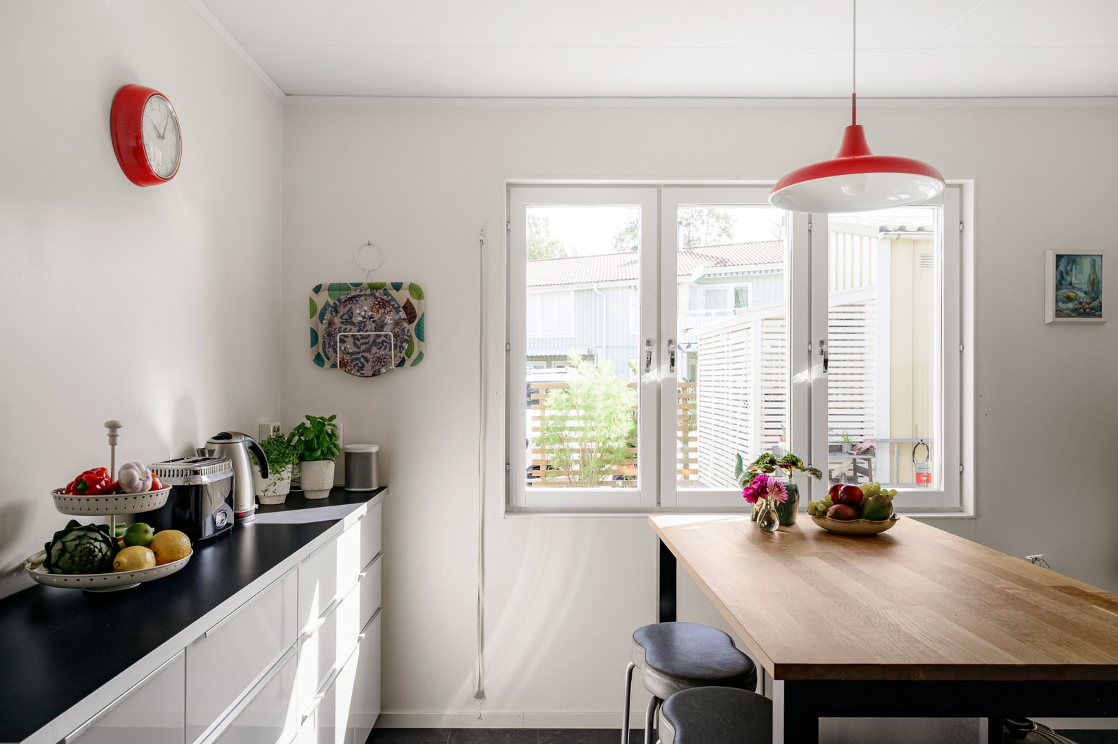 Ljusinsläpp från öster med uteplats utanför köksfönstret.