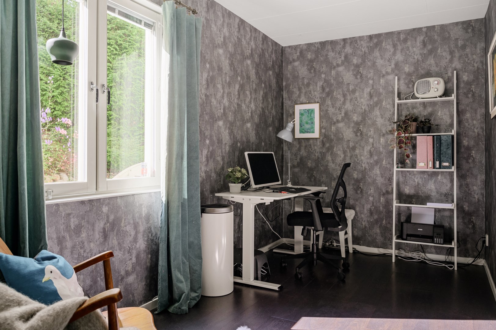 Sovrum 3 med fönster mot trädgården i söder.