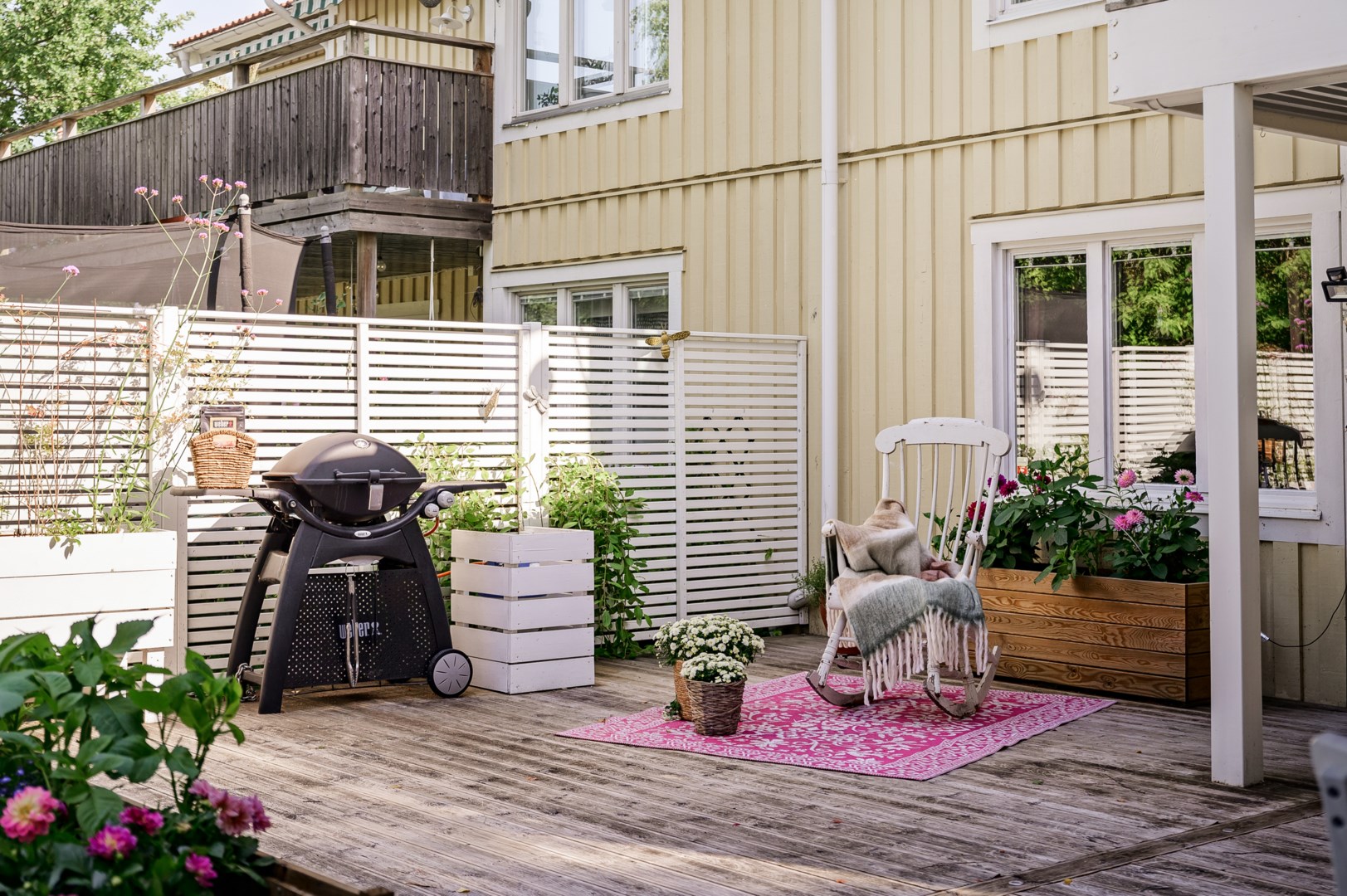 Generös altan med rakt västerläge.